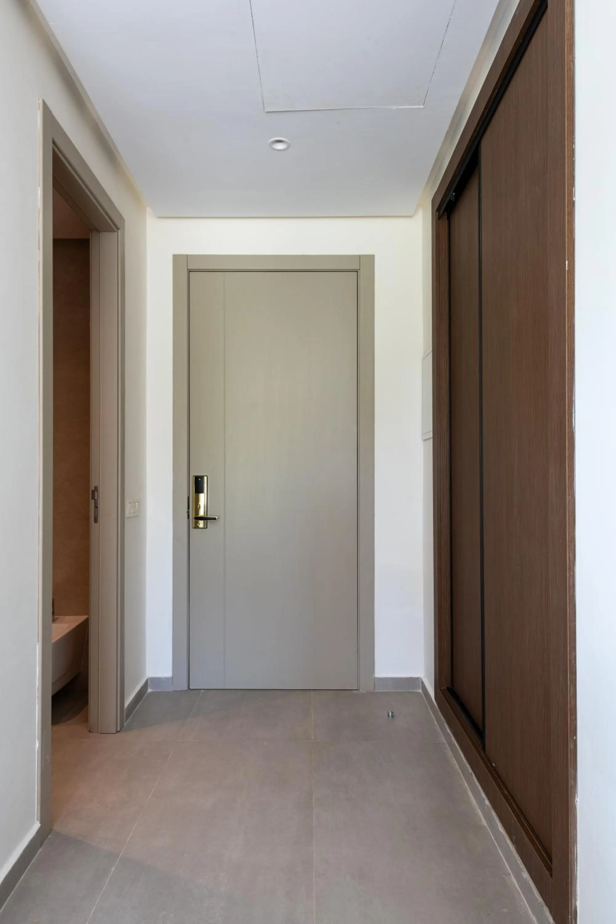 wardrobe in Le Tanger Résidence Hôtelière