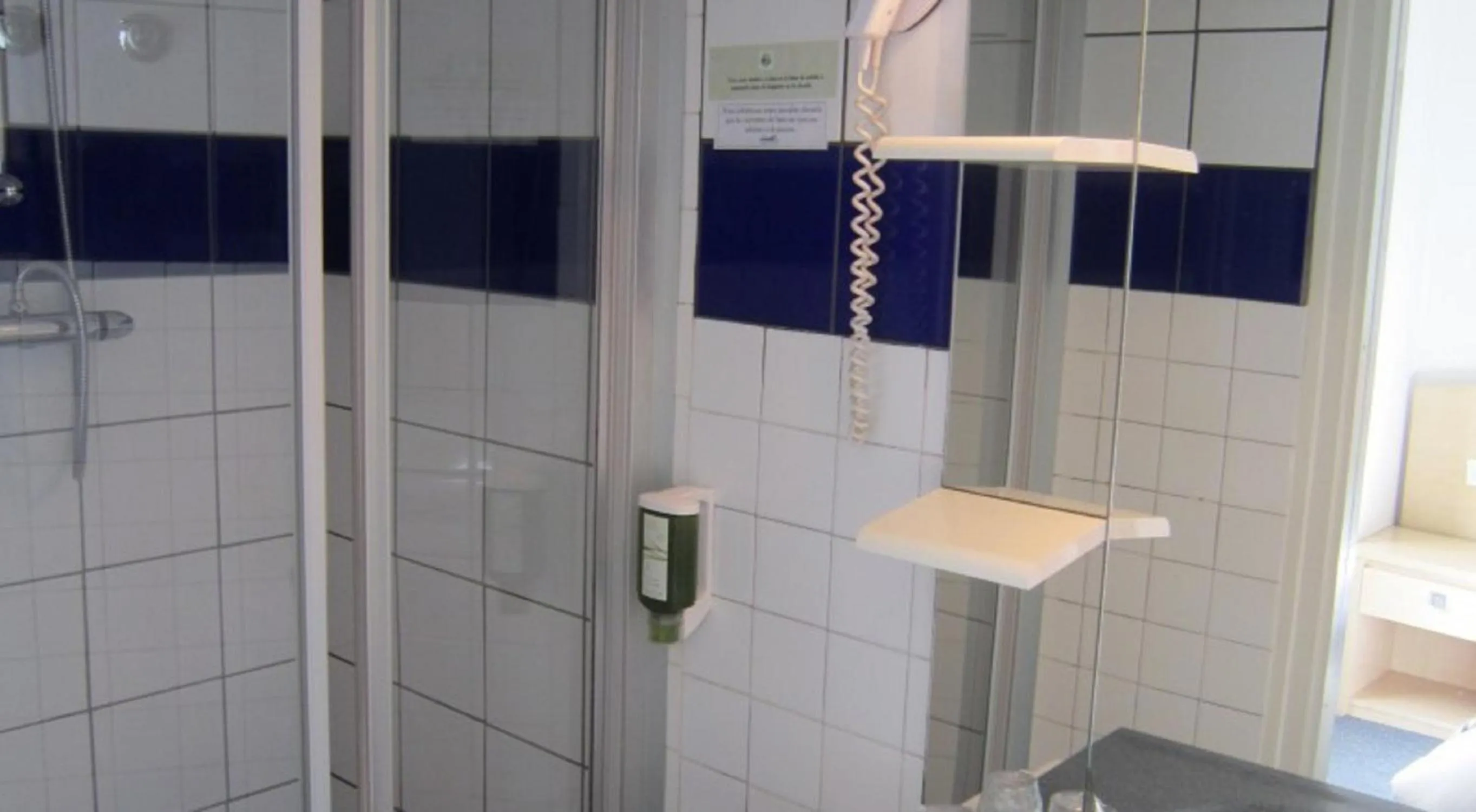 Shower in Hotel De La Mer