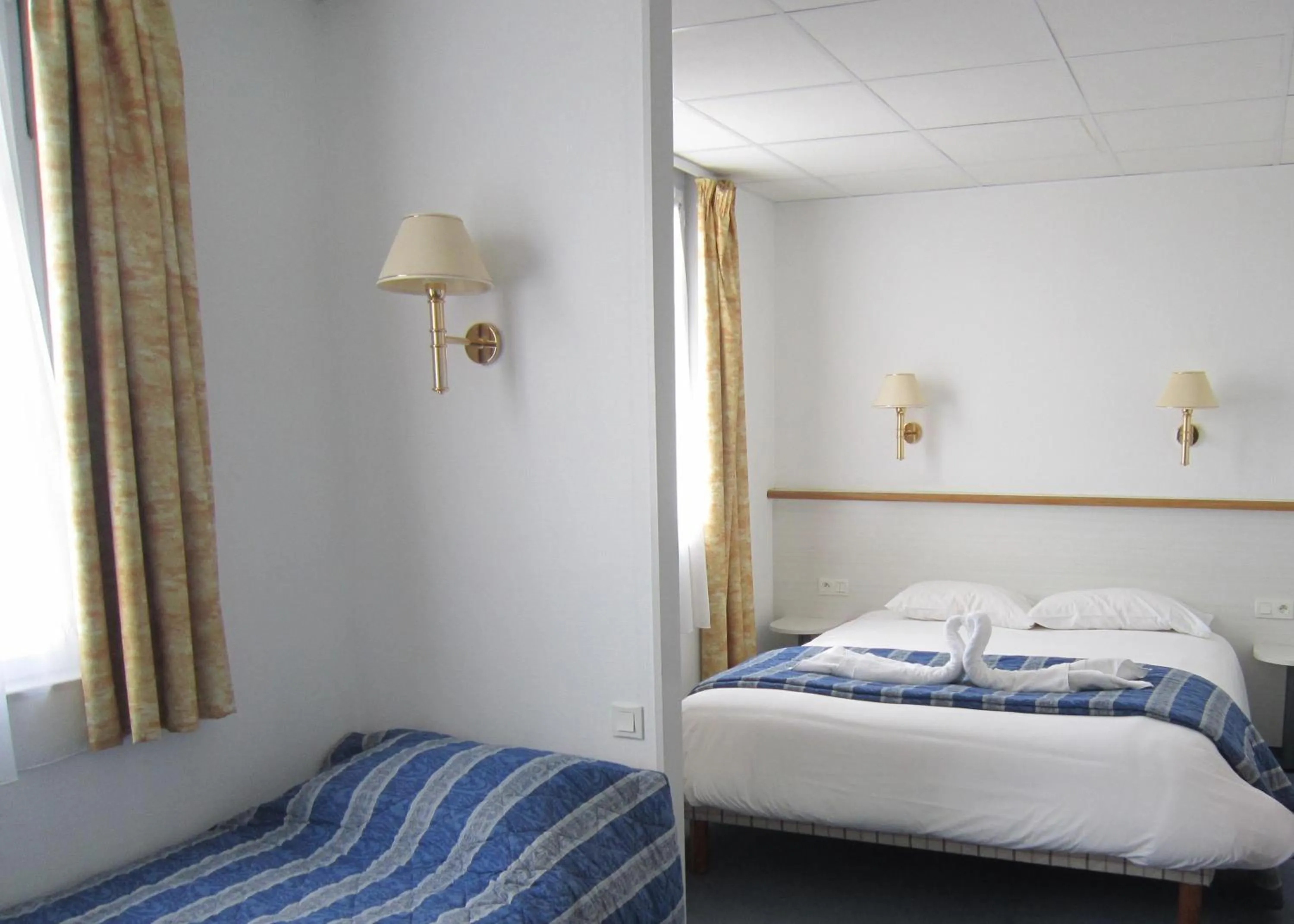 Photo of the whole room, Bed in Hotel De La Mer