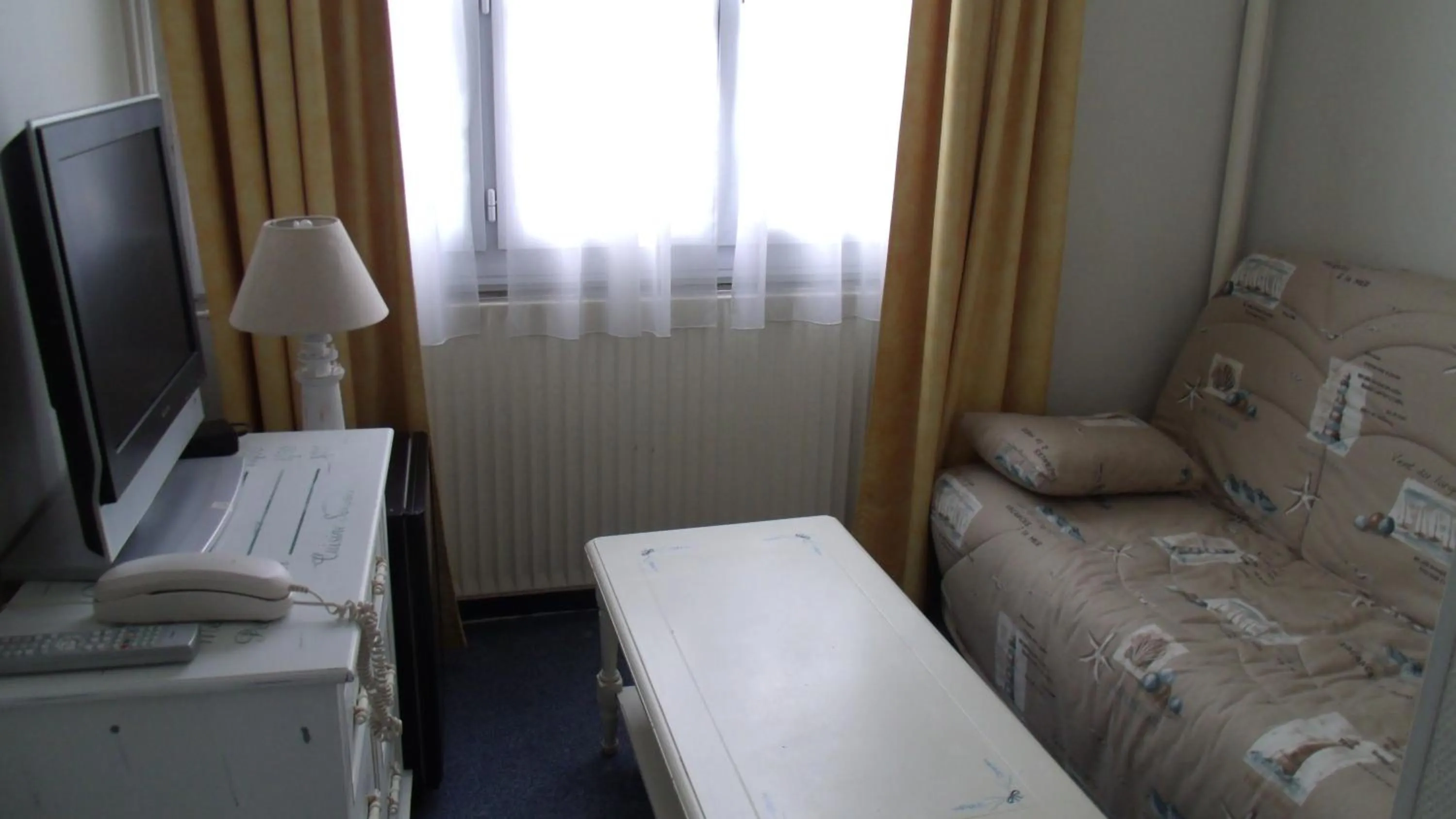 Seating area, Bed in Hotel De La Mer