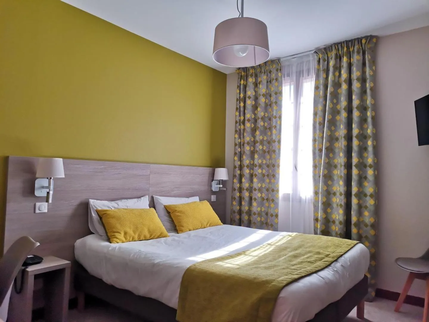 Bed in Hôtel Saint-Georges