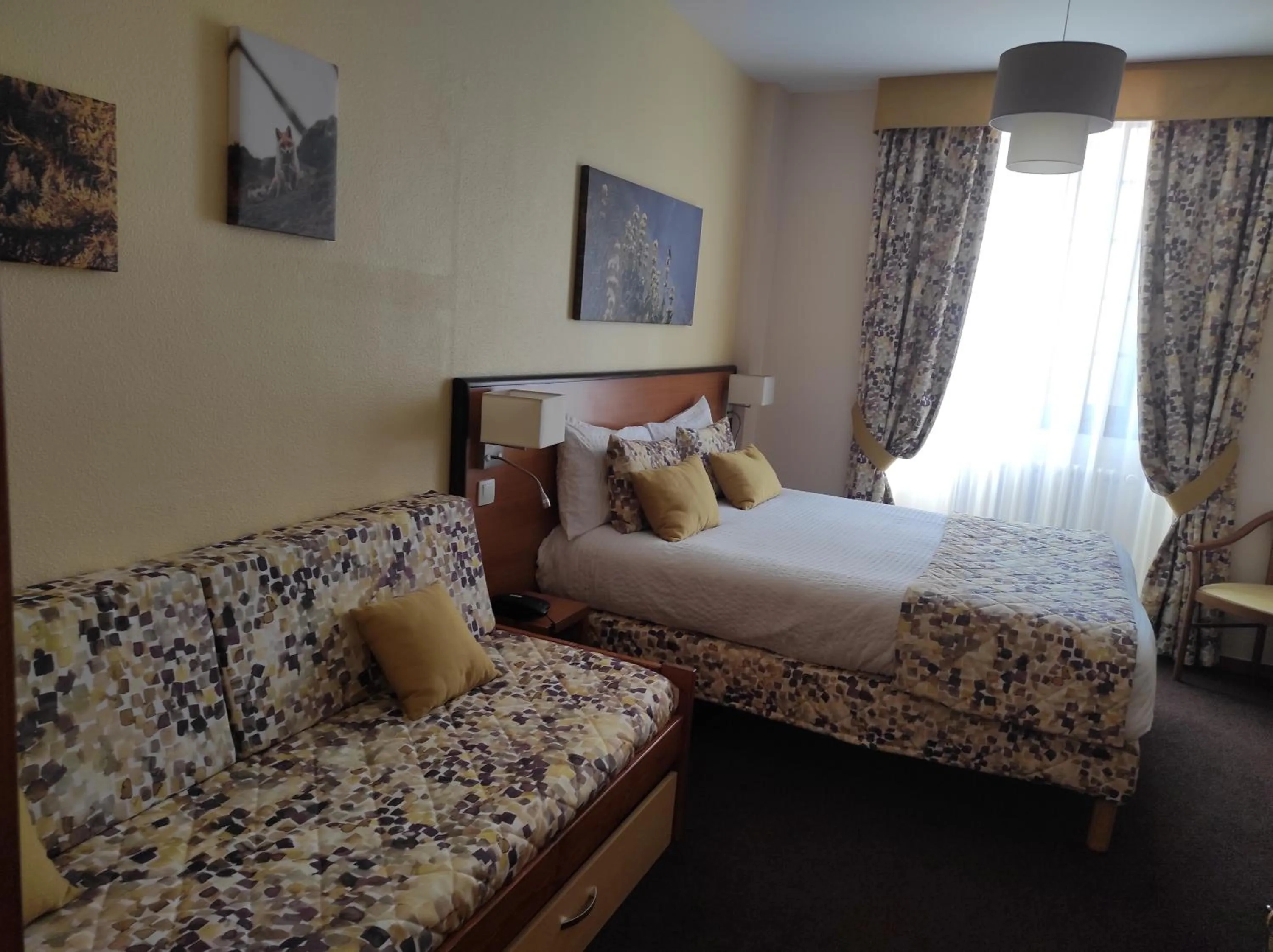 Bed in Hôtel Saint-Georges