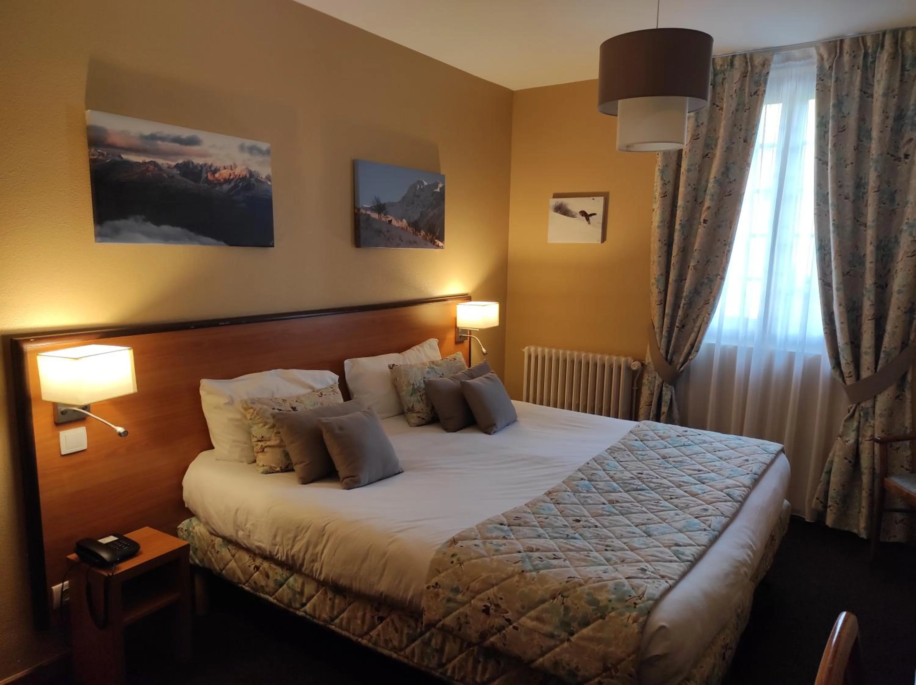 Bed in Hôtel Saint-Georges