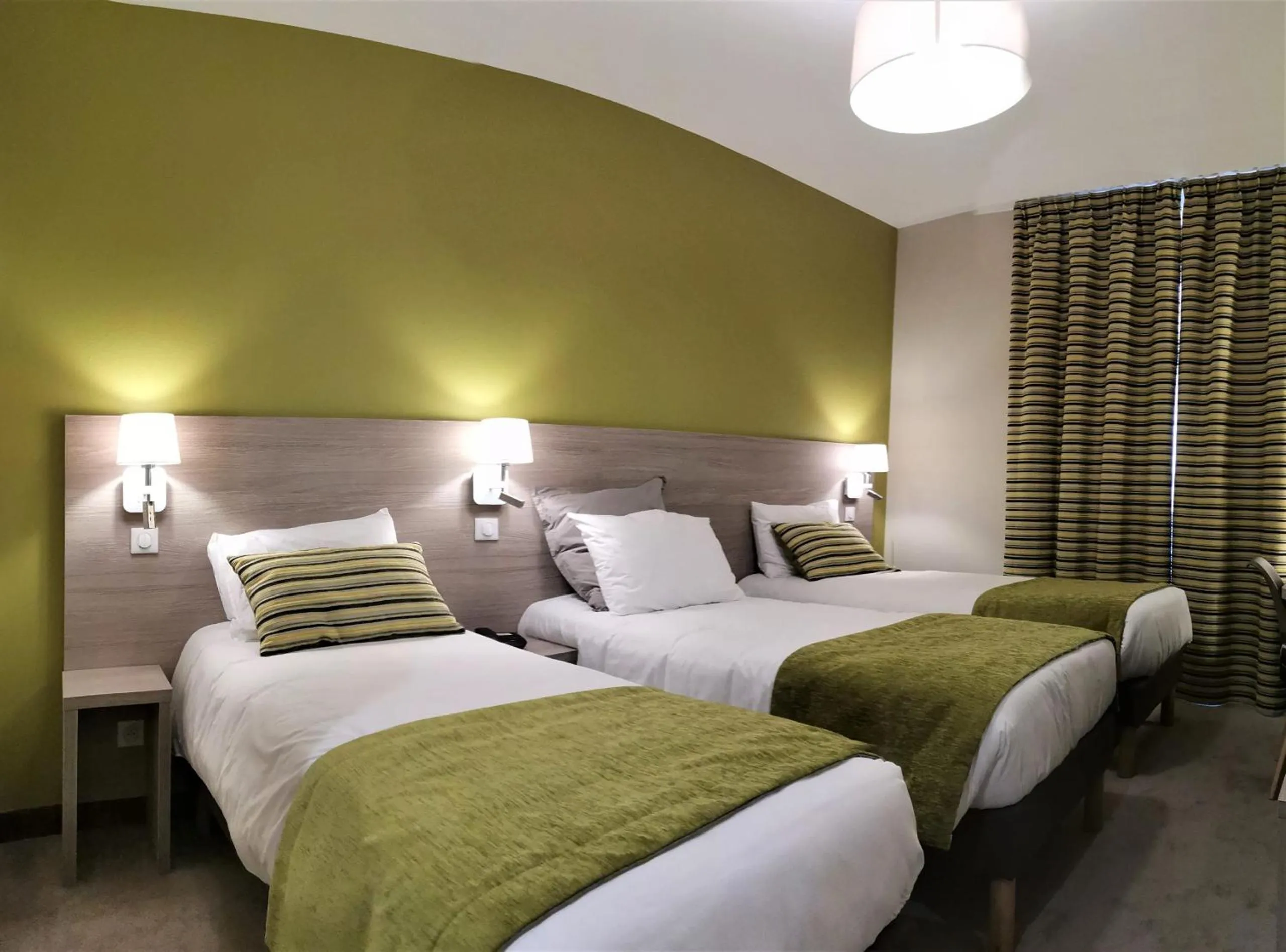 Photo of the whole room, Bed in Hôtel Saint-Georges