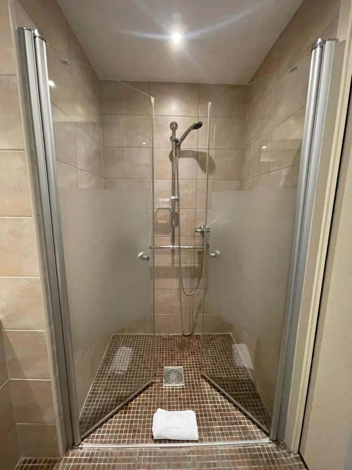 Shower in Hôtel Ulysse Montpellier Centre
