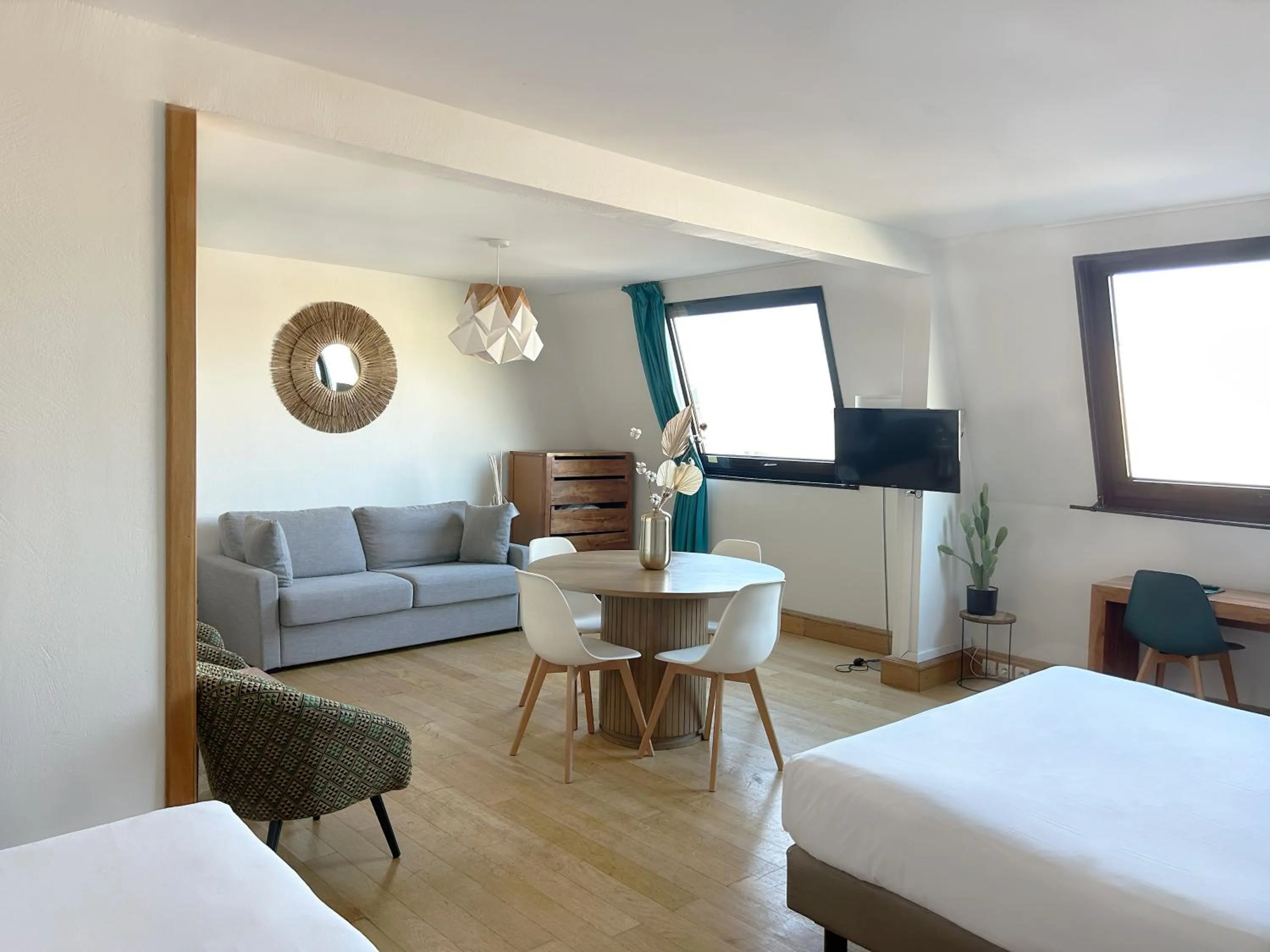 Photo of the whole room, Bed in Victoria Garden Bordeaux Centre