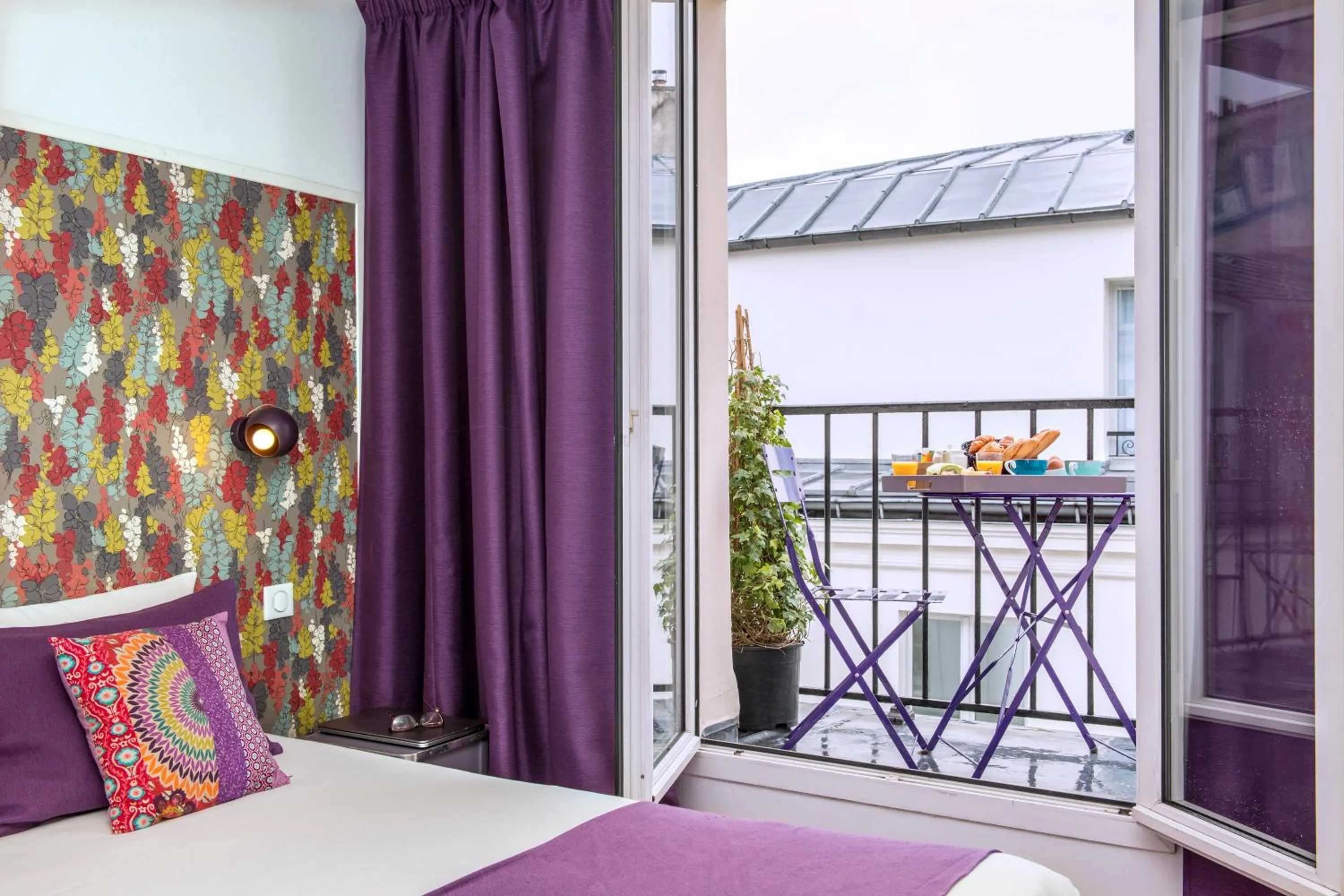 Photo of the whole room, Bed in Hôtel Villa Bohème