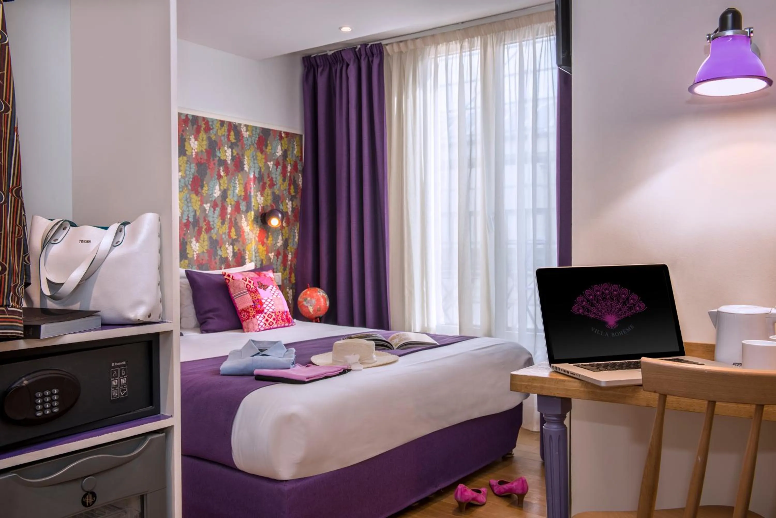 Photo of the whole room, Bed in Hôtel Villa Bohème