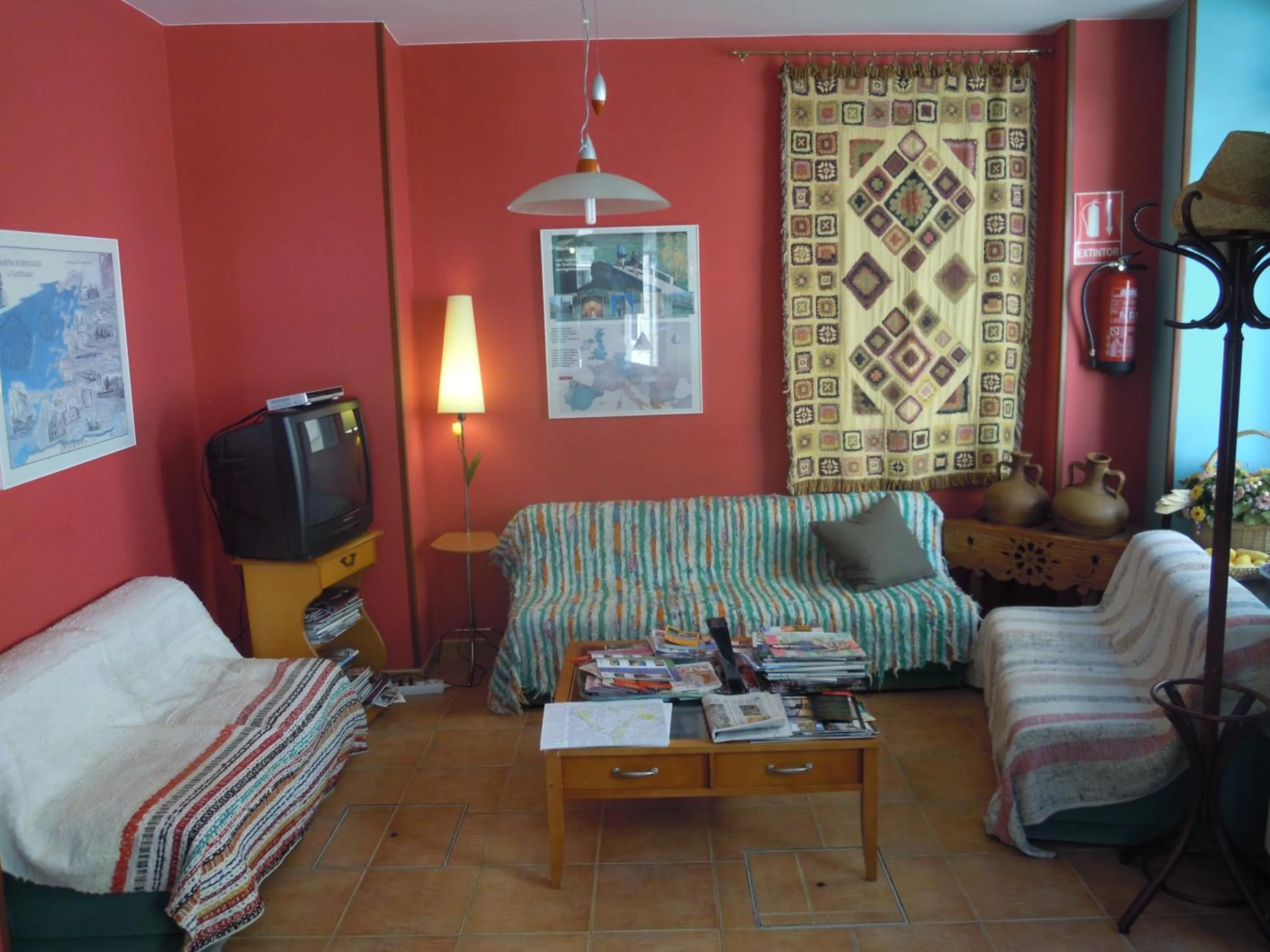 Communal lounge/ TV room in Albergue O Durmiñento