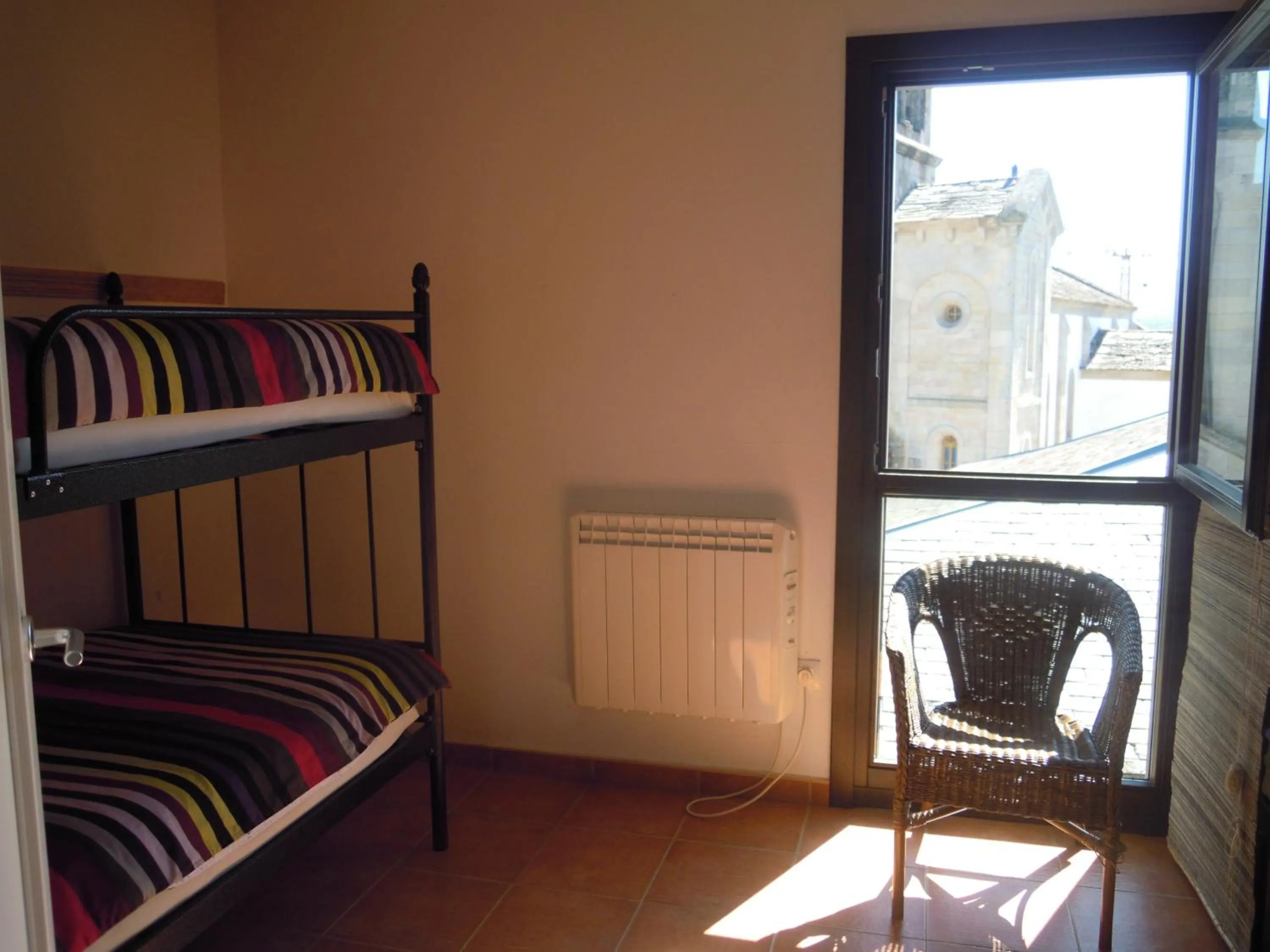 Photo of the whole room, Bed in Albergue O Durmiñento