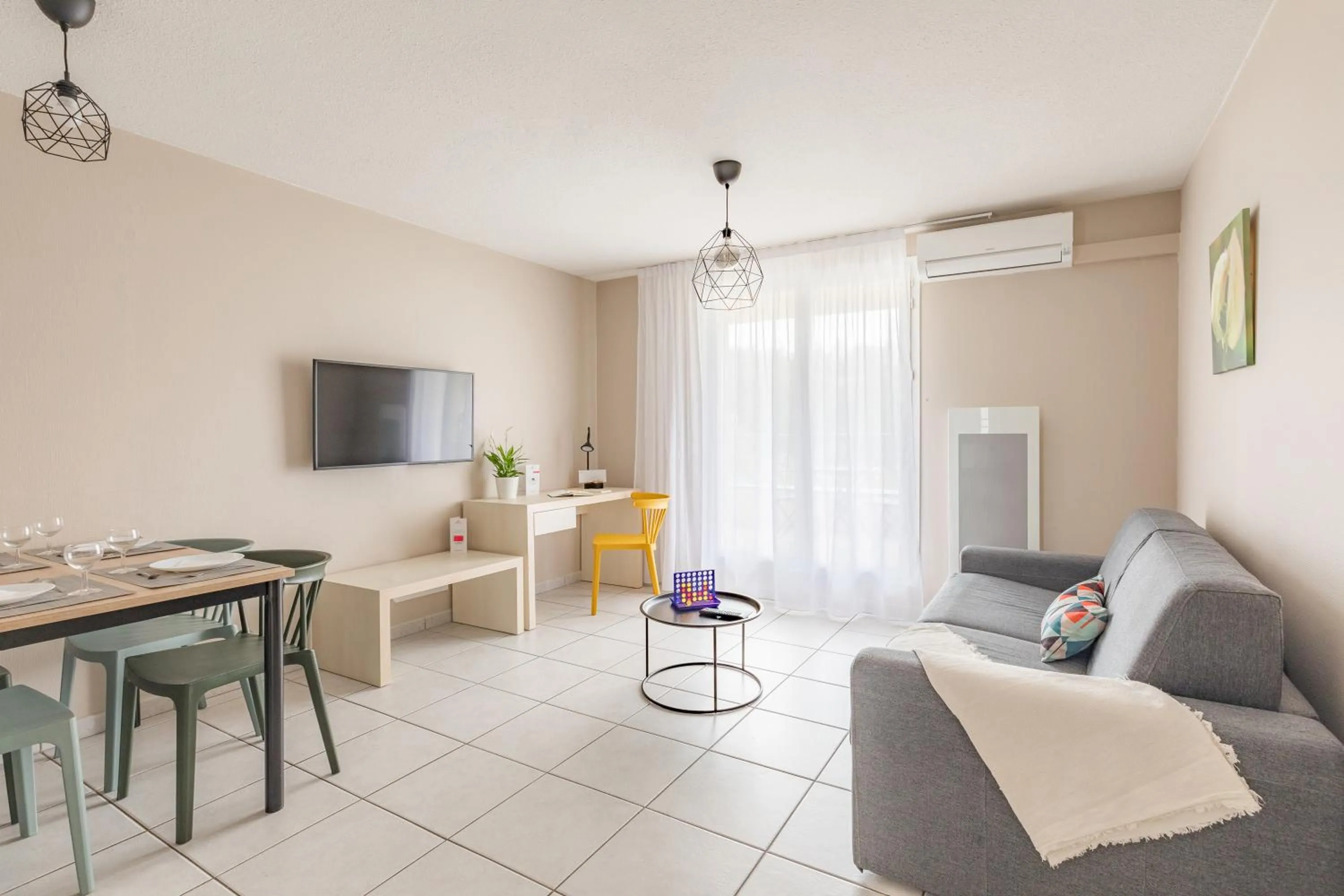 TV and multimedia in Appart'City Classic Bordeaux Aéroport St Jean D'Illac