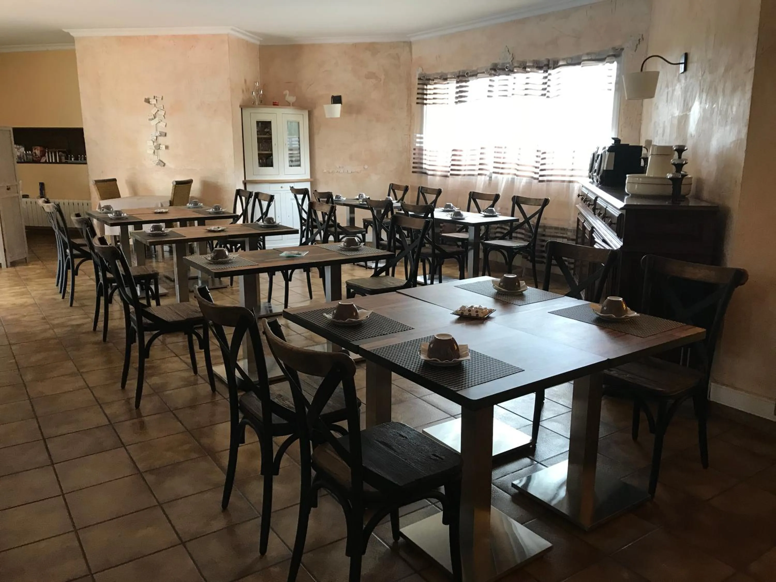 Dining area in Le Devem De Mirapier