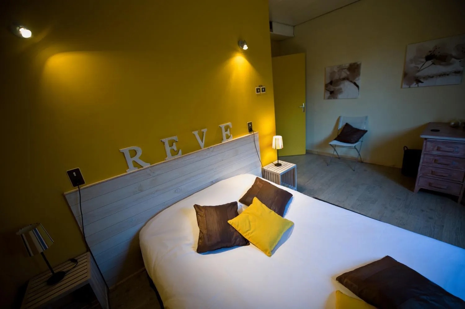 Photo of the whole room, Bed in Le Devem De Mirapier