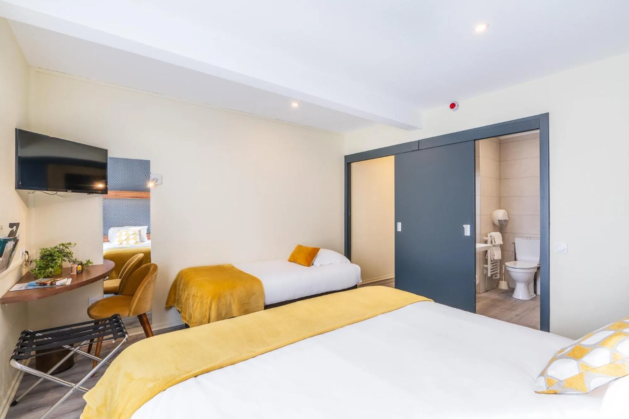 Photo of the whole room, Bed in Logis Hôtel Restaurant Le Sainte Mère