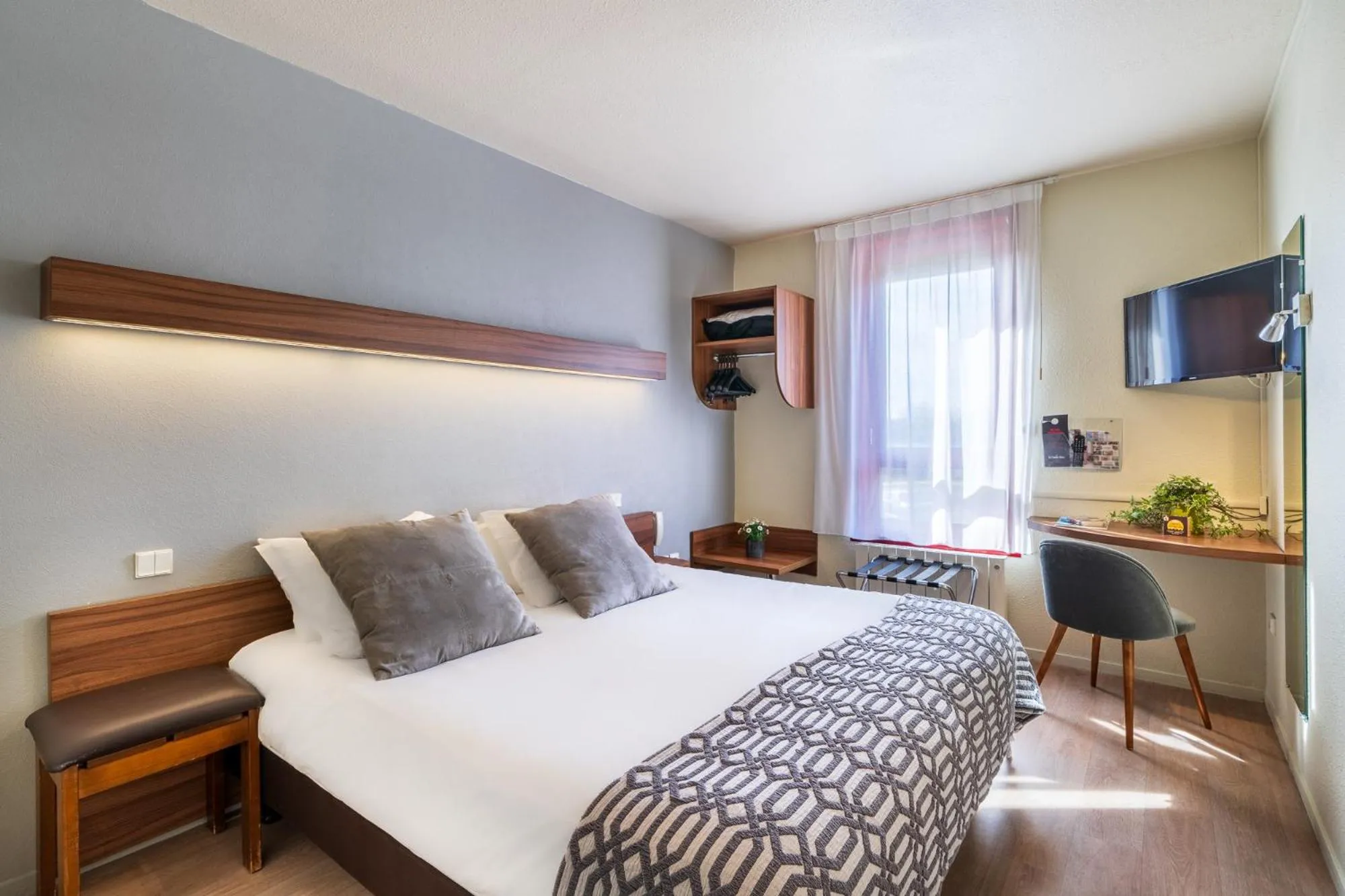 Photo of the whole room, Bed in Logis Hôtel Restaurant Le Sainte Mère