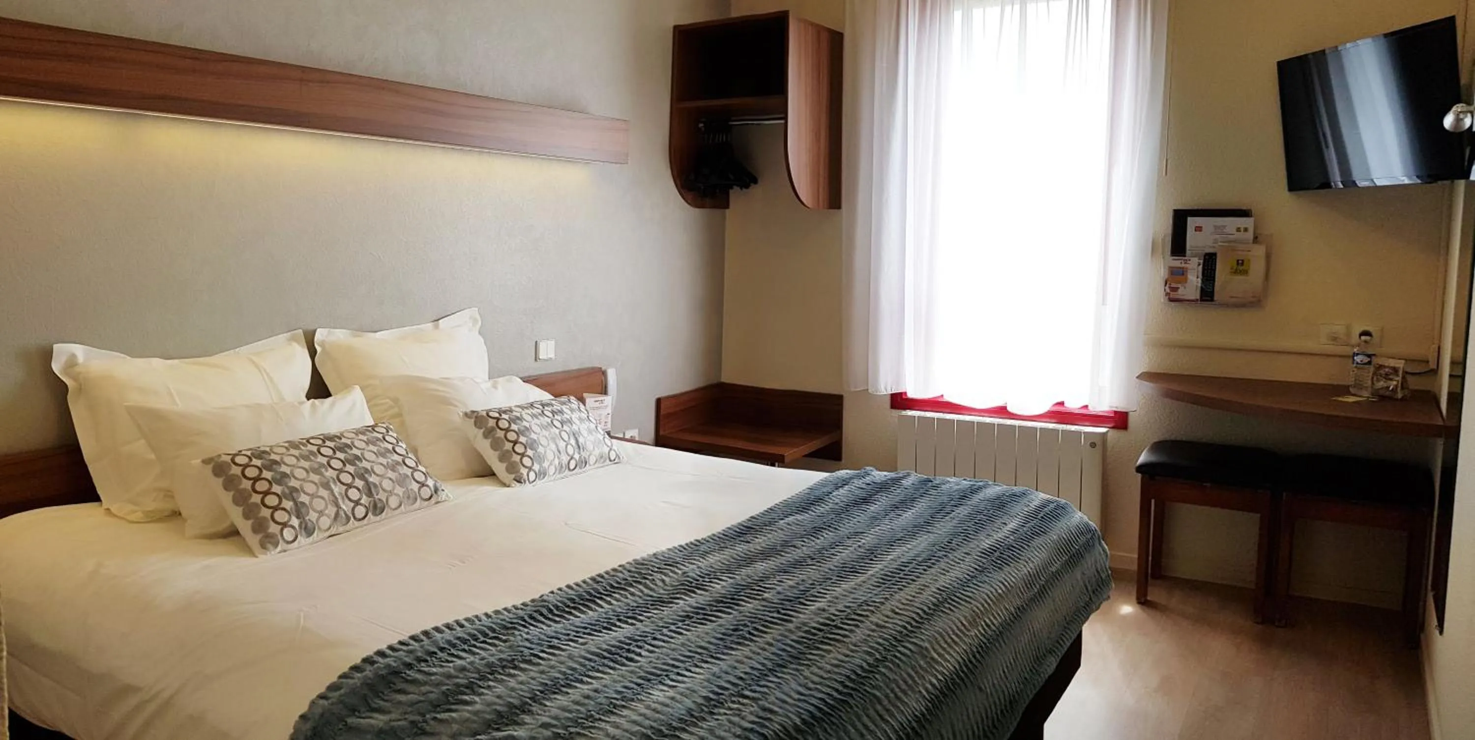 Photo of the whole room, Bed in Logis Hôtel Restaurant Le Sainte Mère