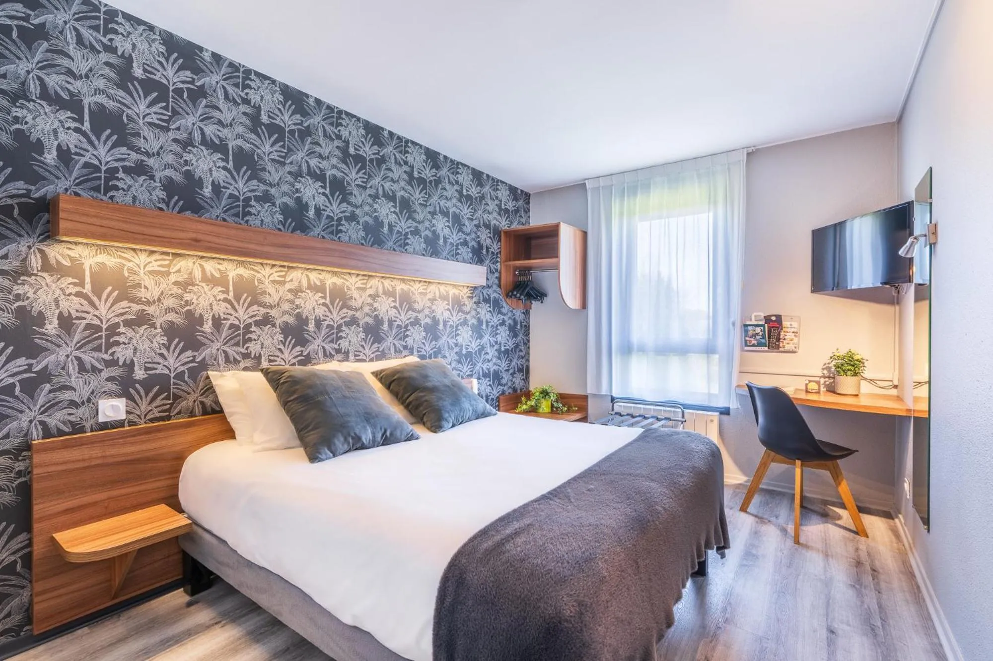 Photo of the whole room, Bed in Logis Hôtel Restaurant Le Sainte Mère