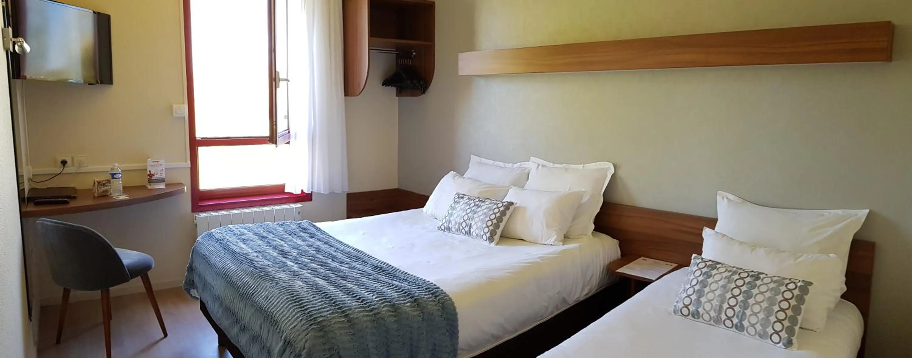 Photo of the whole room, Bed in Logis Hôtel Restaurant Le Sainte Mère