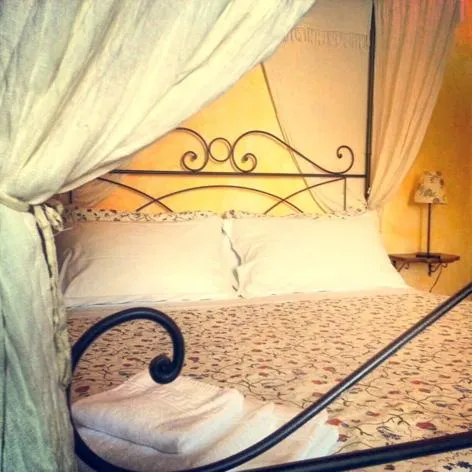 Decorative detail, Bed in B&B MilleQuattrocento