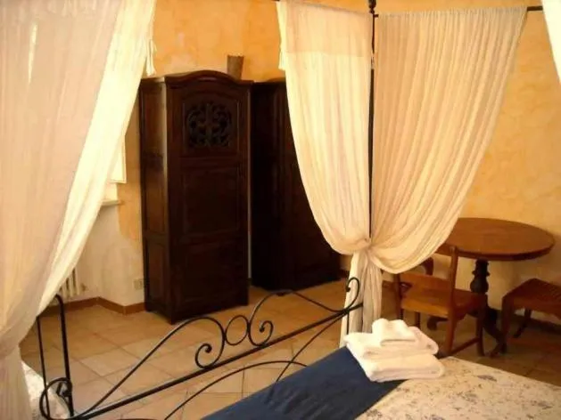 Decorative detail, Bed in B&B MilleQuattrocento