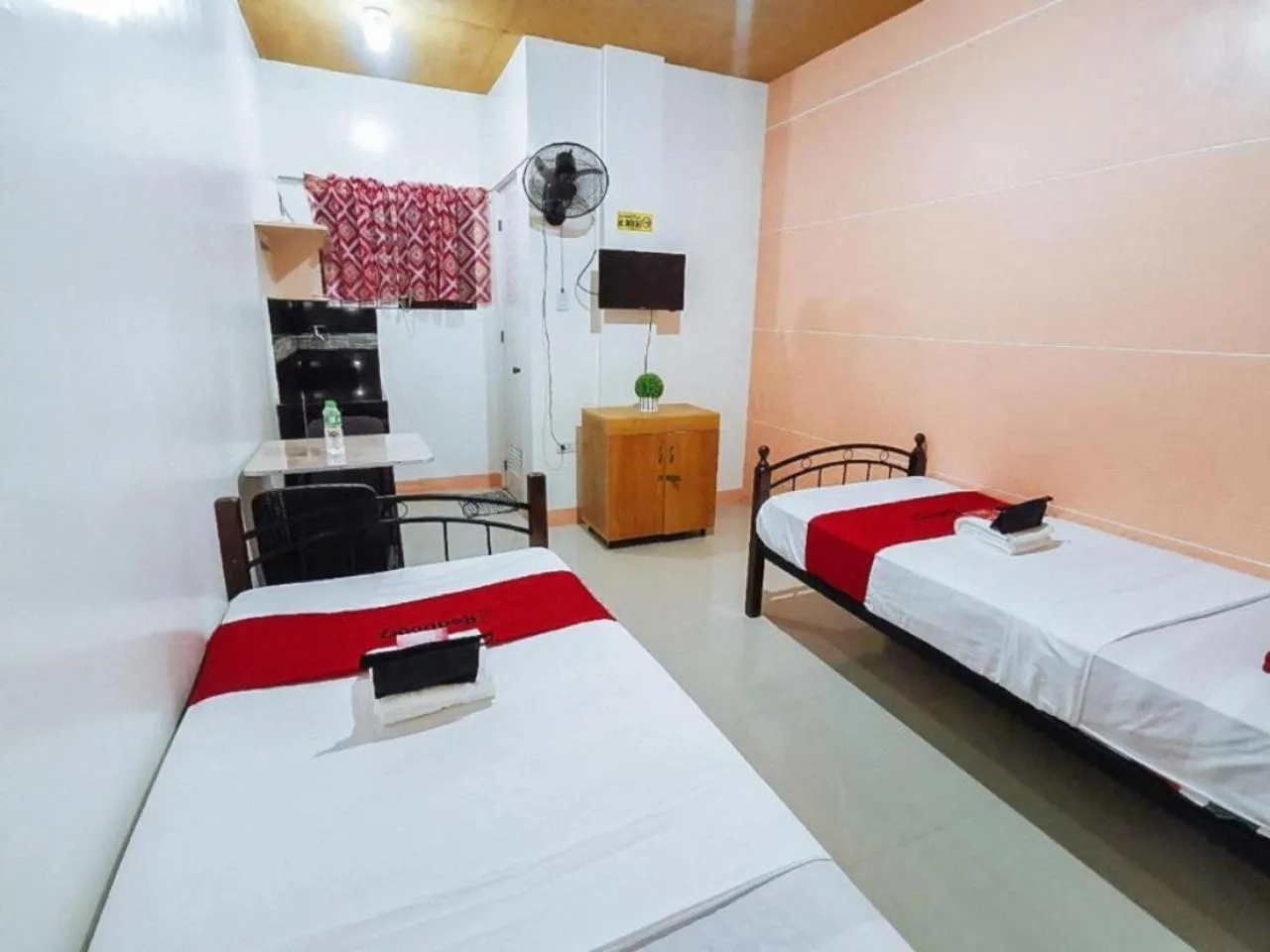 Bedroom in RedDoorz near SGM Condotel Villa Beach Iloilo