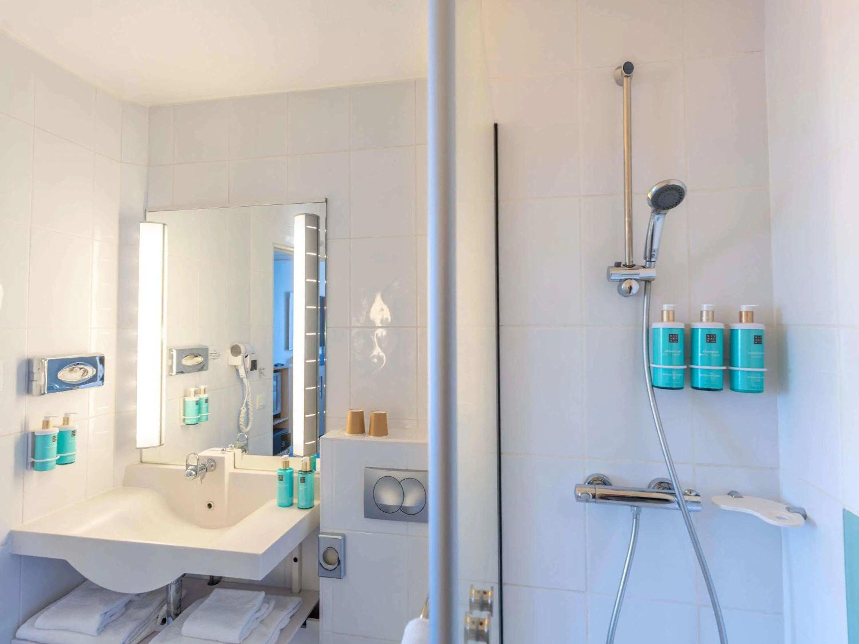 Bedroom in Novotel Nantes Centre Bord de Loire