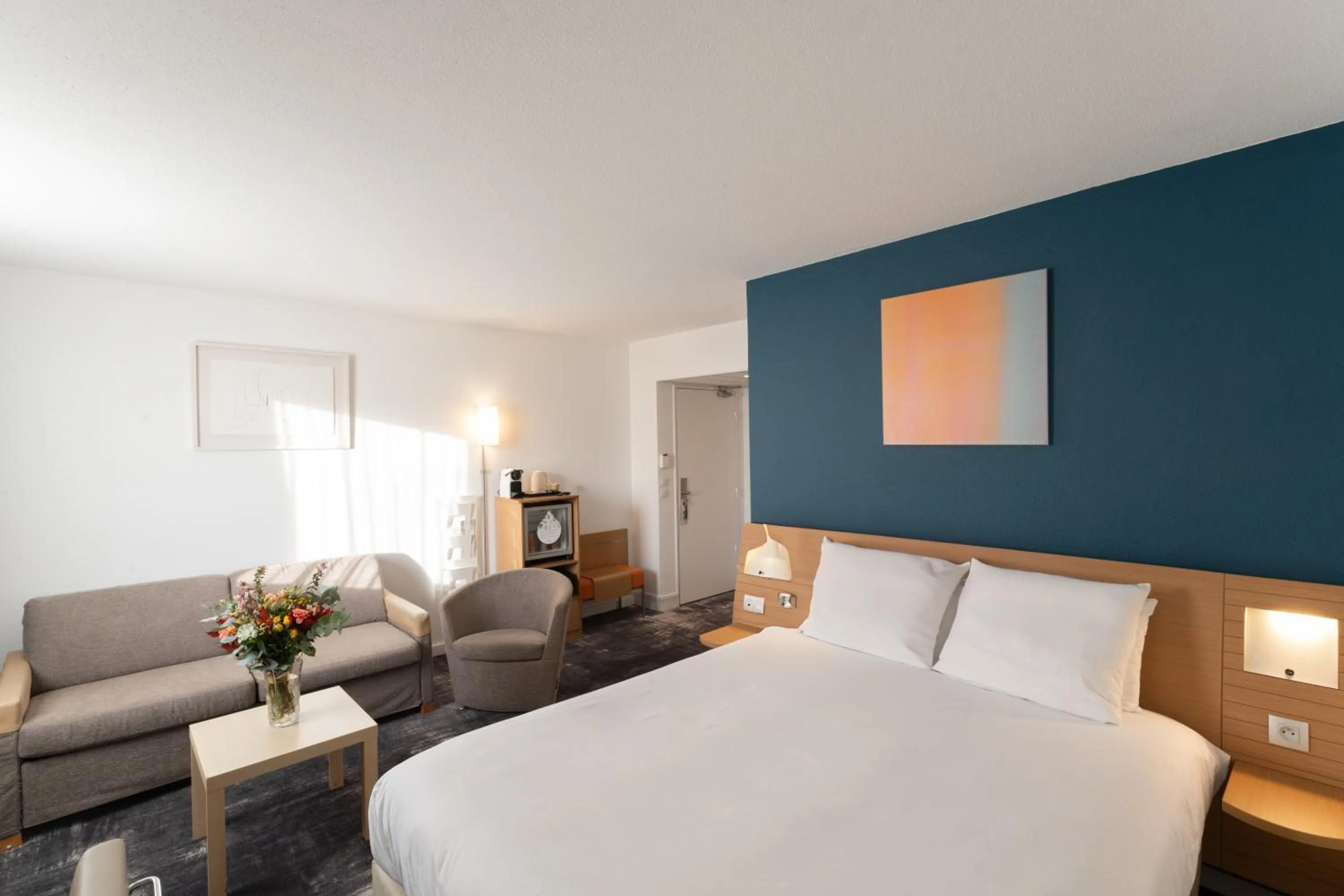 Photo of the whole room, Bed in Novotel Nantes Centre Bord de Loire