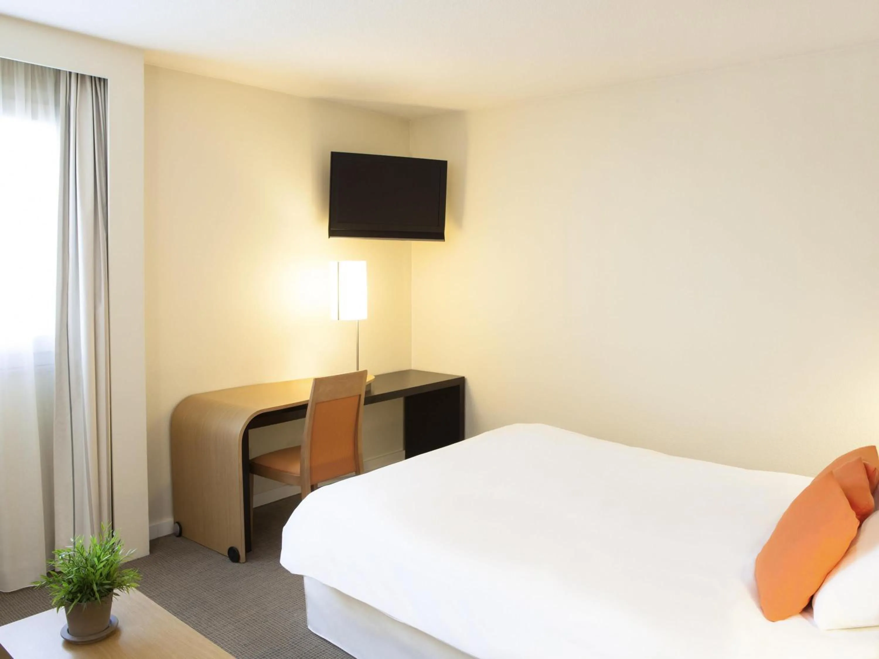 Bedroom, Bed in Novotel Nantes Centre Bord de Loire