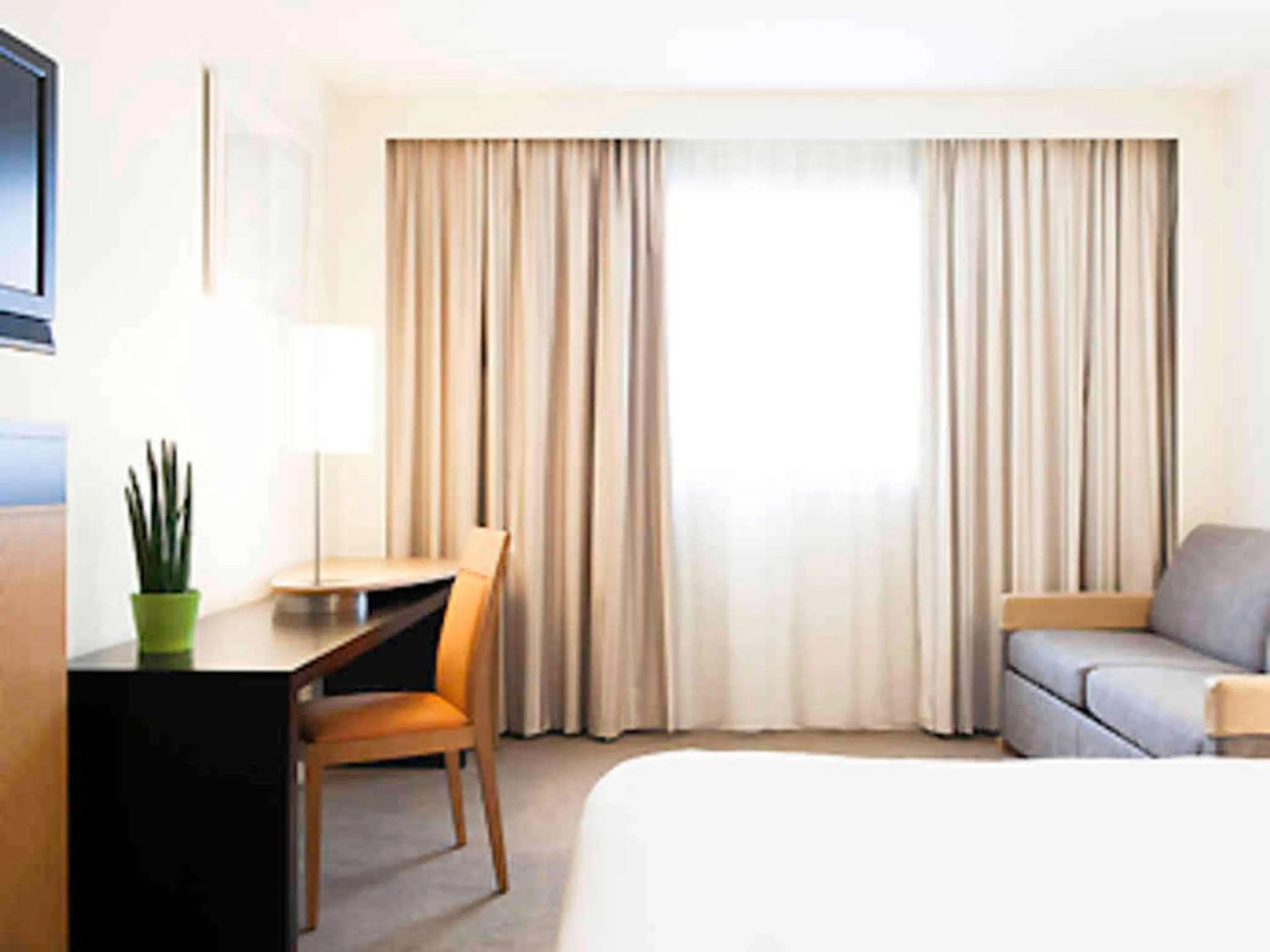 Bedroom, Bed in Novotel Nantes Centre Bord de Loire