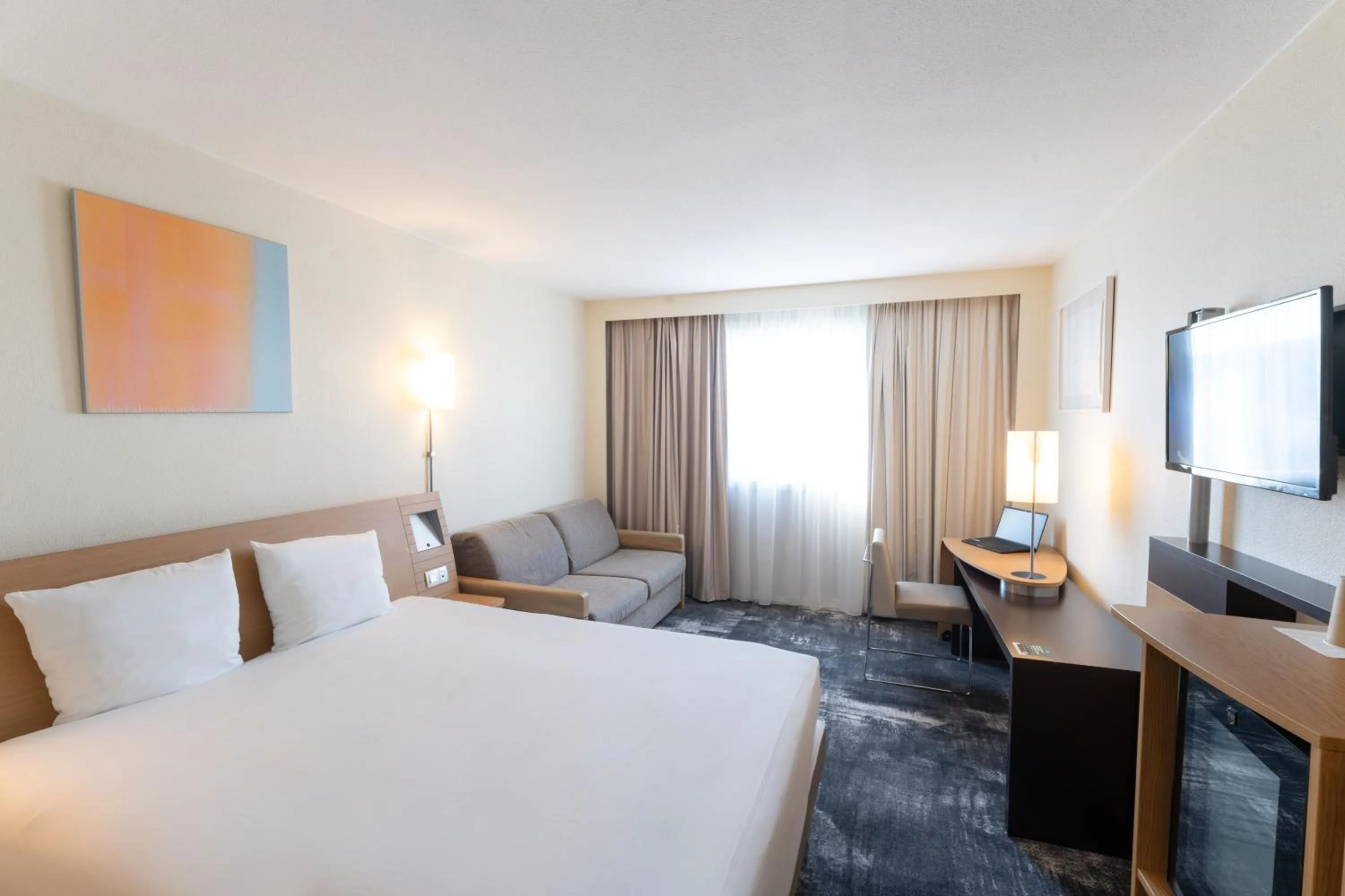 Photo of the whole room, Bed in Novotel Nantes Centre Bord de Loire