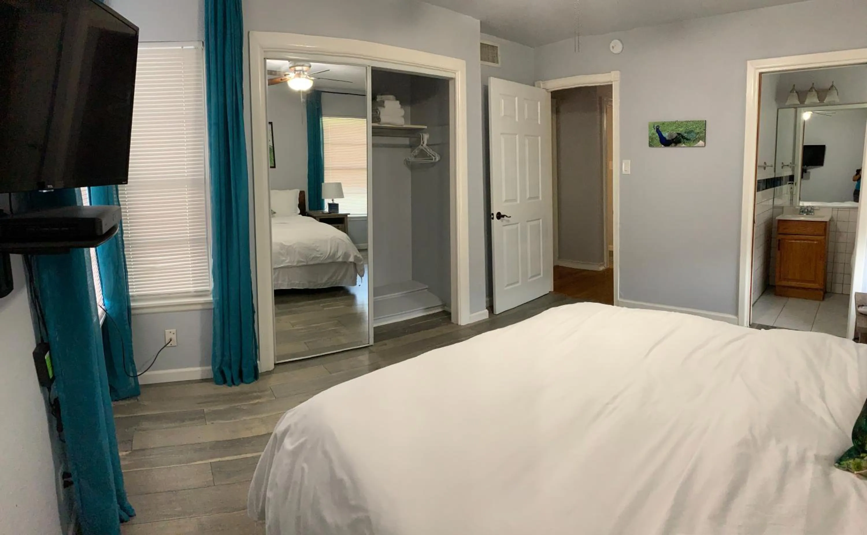 Photo of the whole room, Bed in The Peahen House