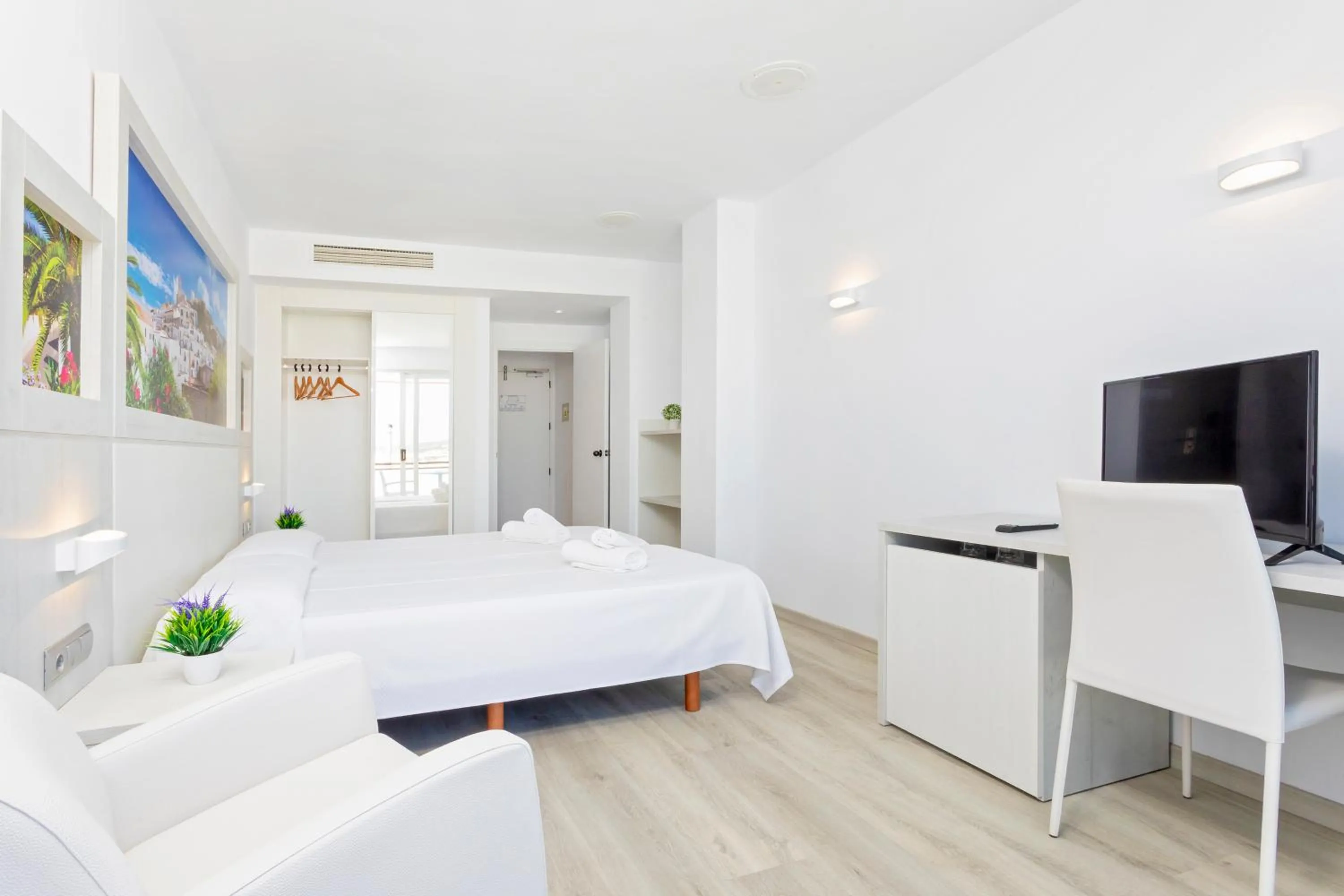 Photo of the whole room, Bed in Hostal Molins Park