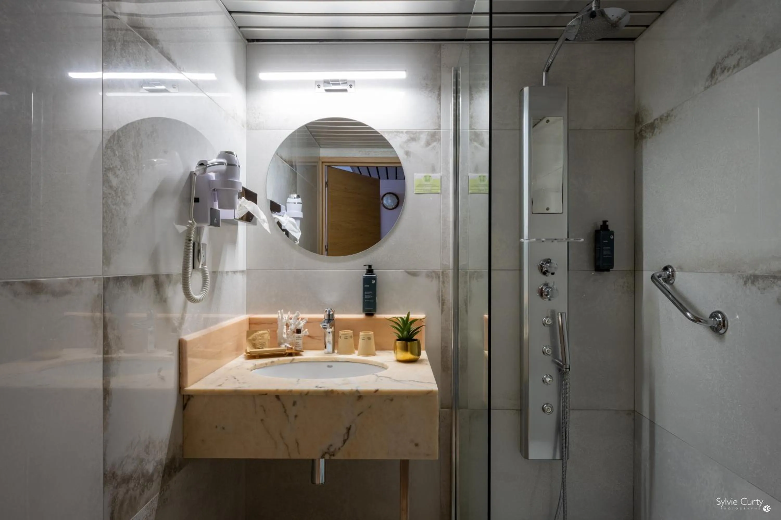 Bathroom in Hôtel Le Yachtman, The Originals Collection