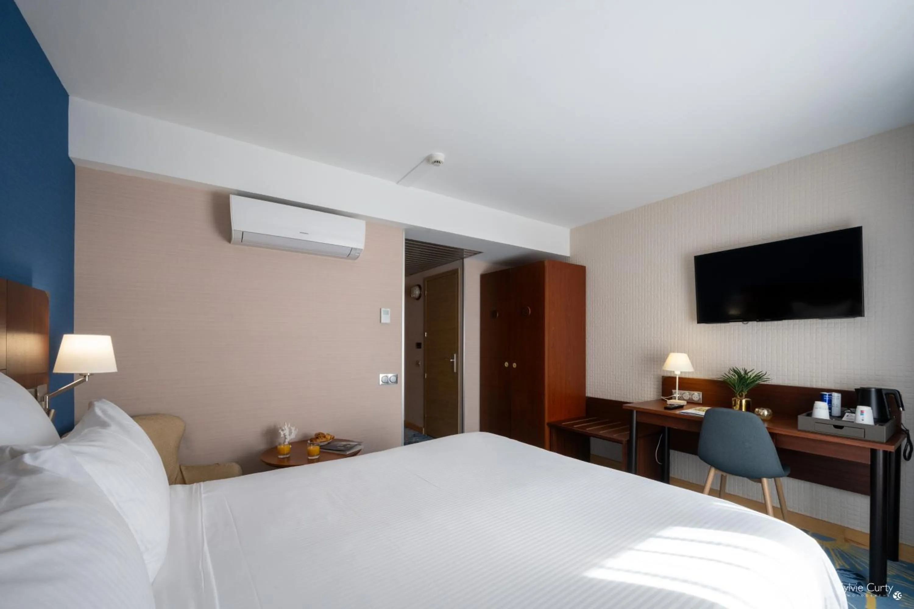 Photo of the whole room, Bed in Hôtel Le Yachtman, The Originals Collection