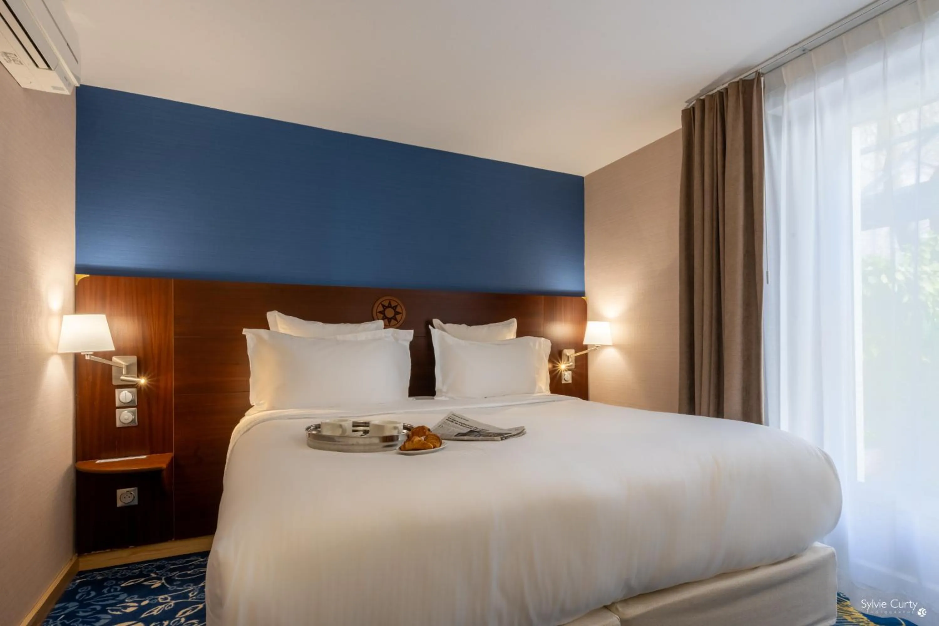 Bedroom, Bed in Hôtel Le Yachtman, The Originals Collection