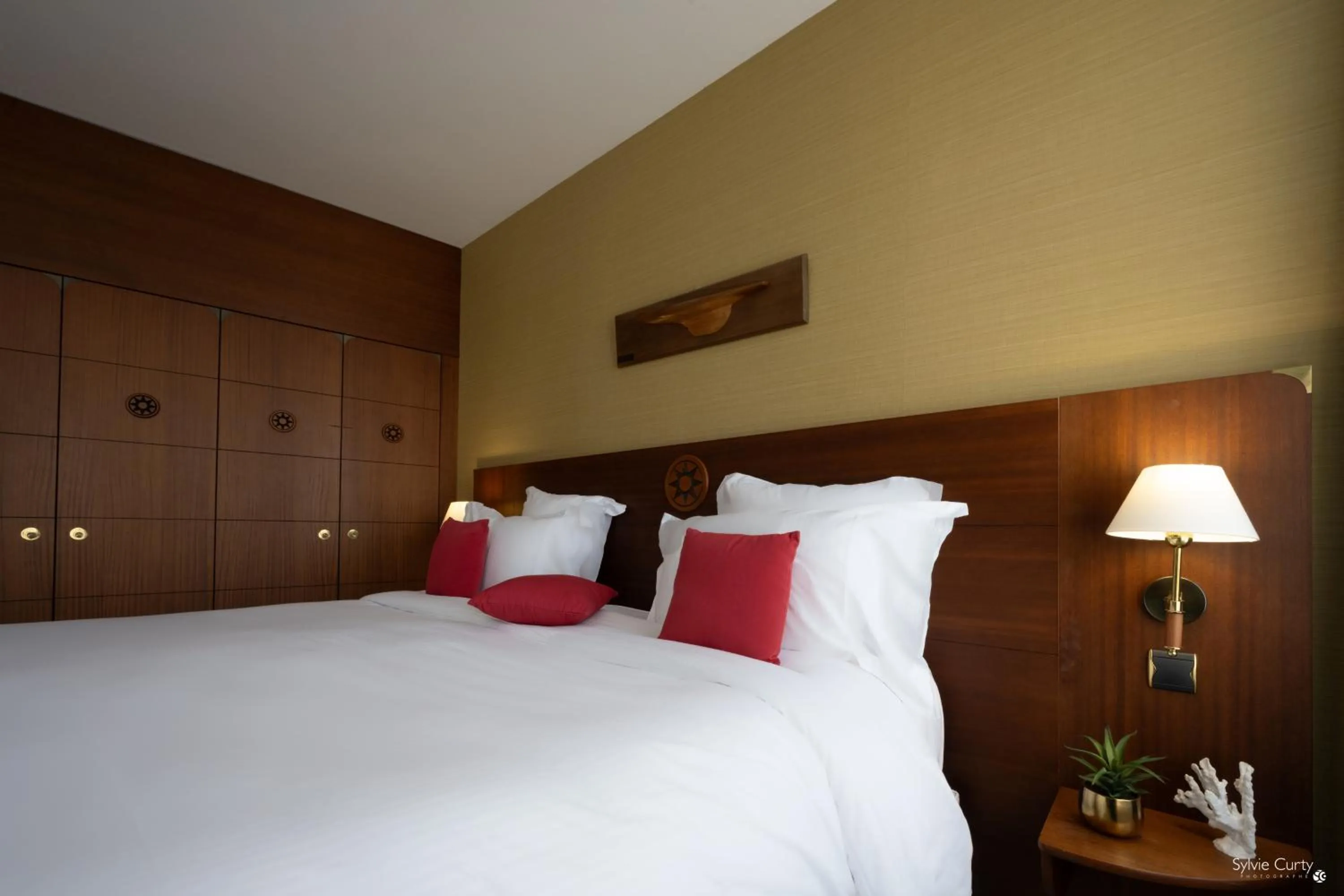 Bed in Hôtel Le Yachtman, The Originals Collection