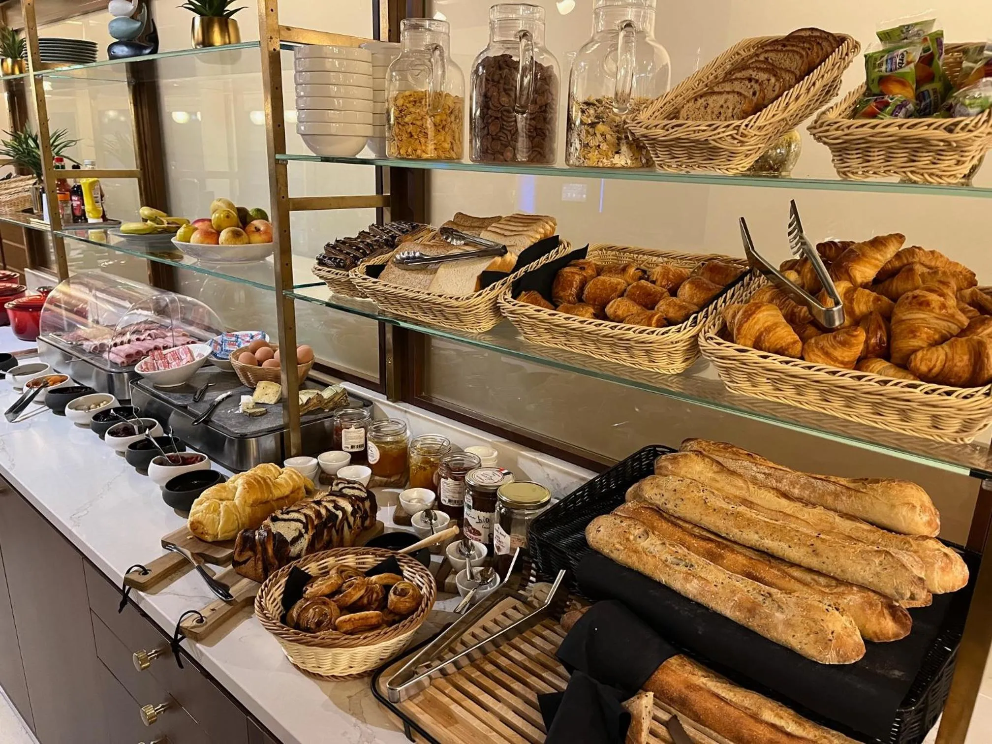 Breakfast in Hôtel Le Yachtman, The Originals Collection