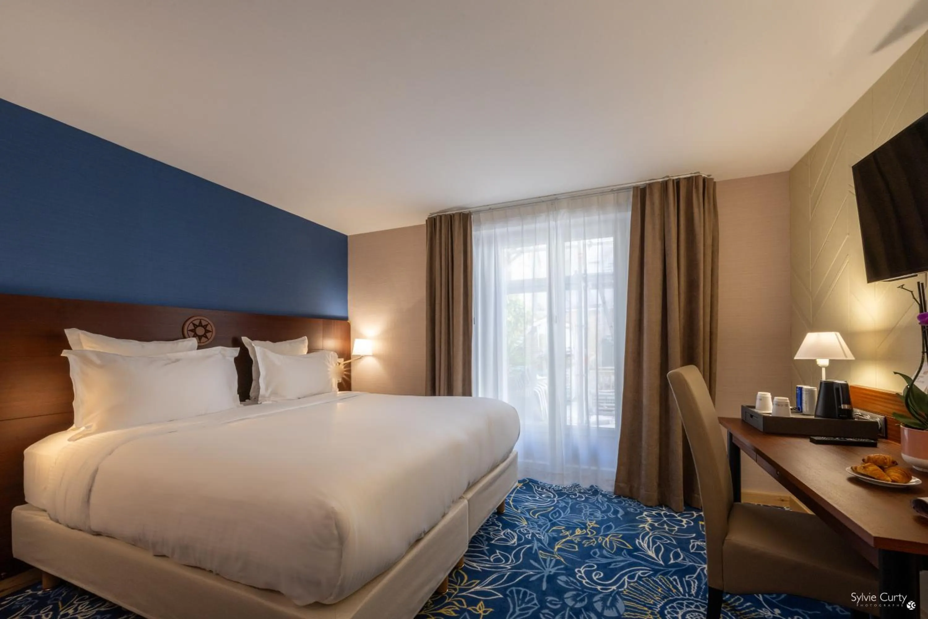 Photo of the whole room, Bed in Hôtel Le Yachtman, The Originals Collection