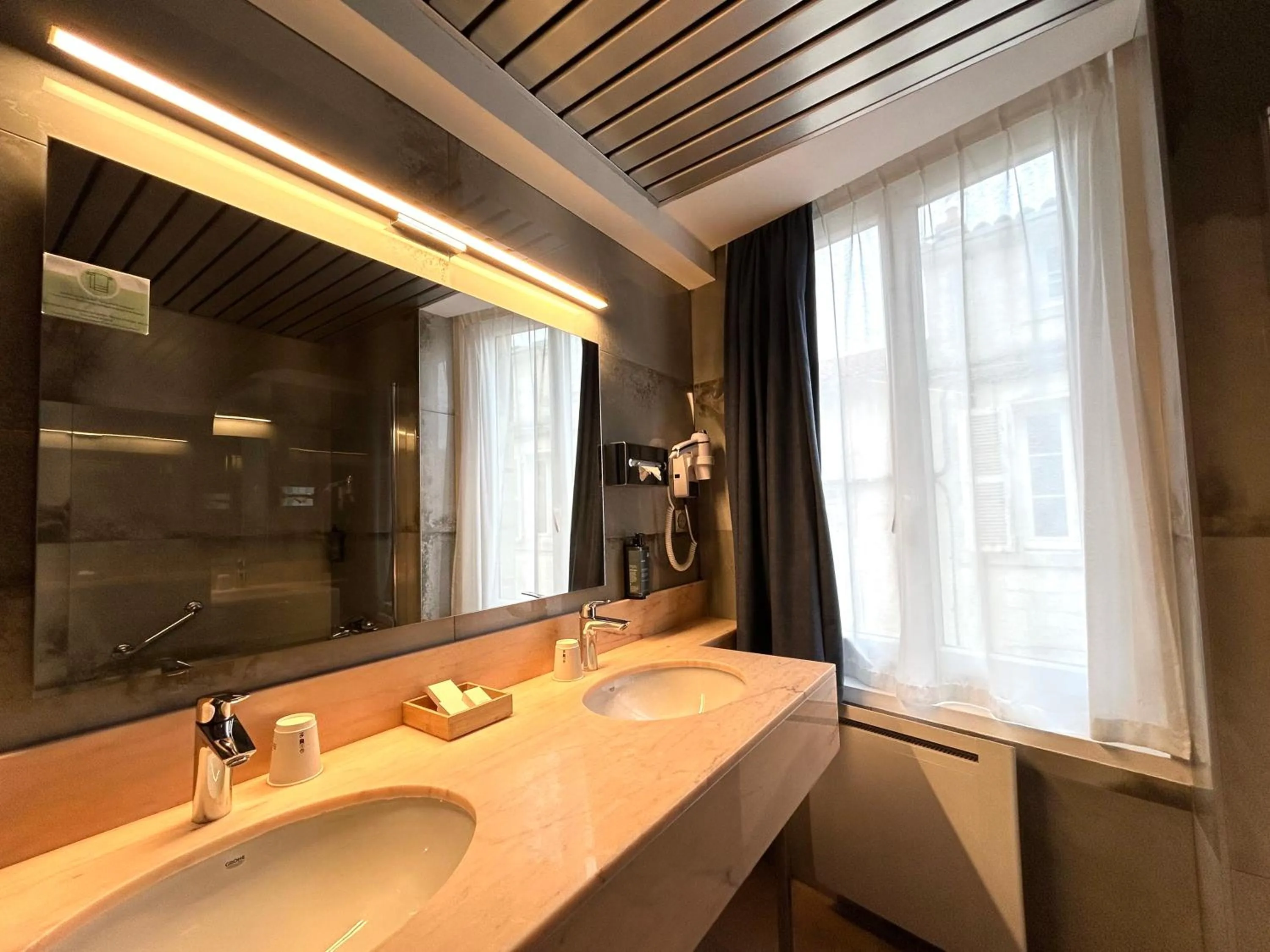 Shower in Hôtel Le Yachtman, The Originals Collection