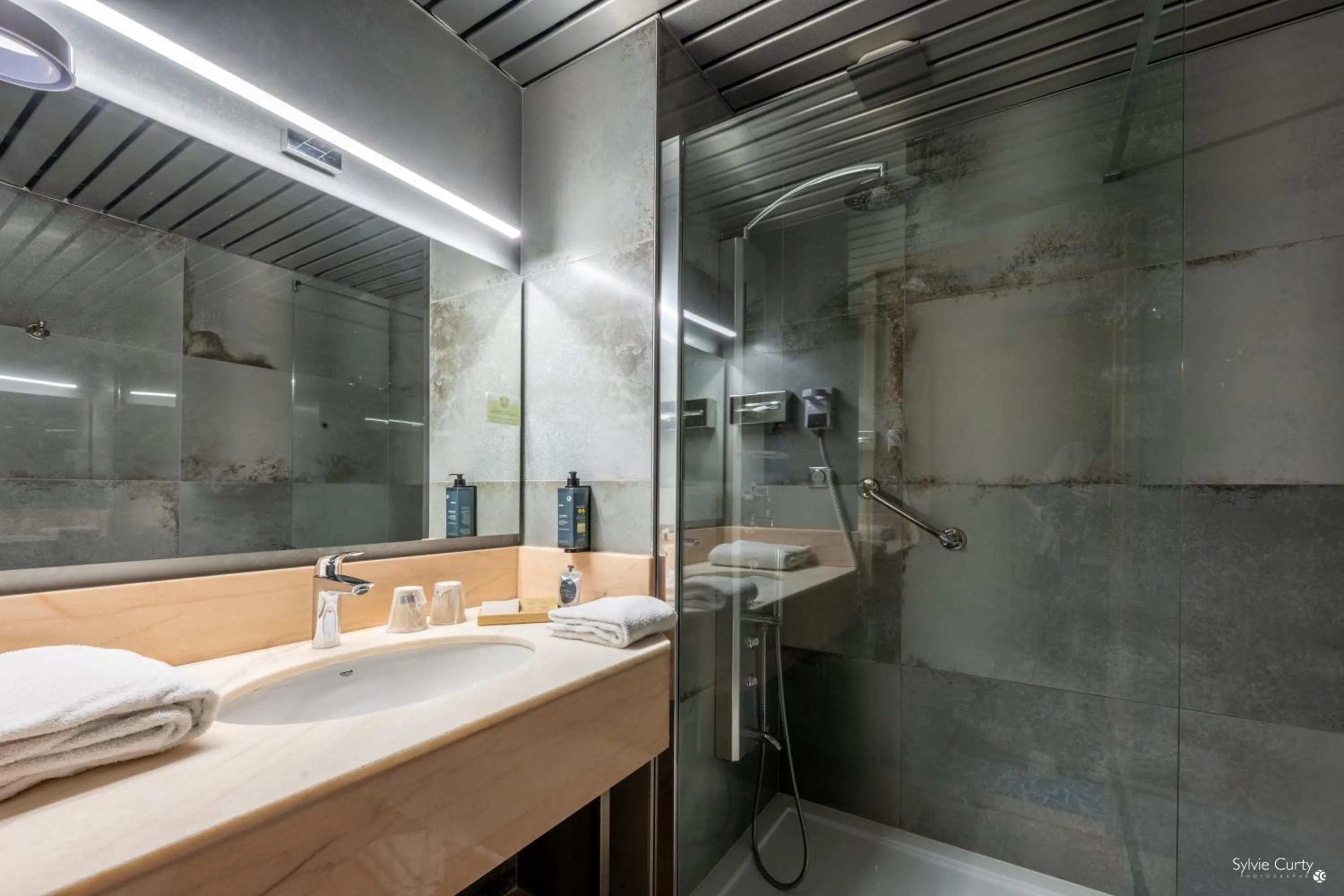 Bathroom in Hôtel Le Yachtman, The Originals Collection