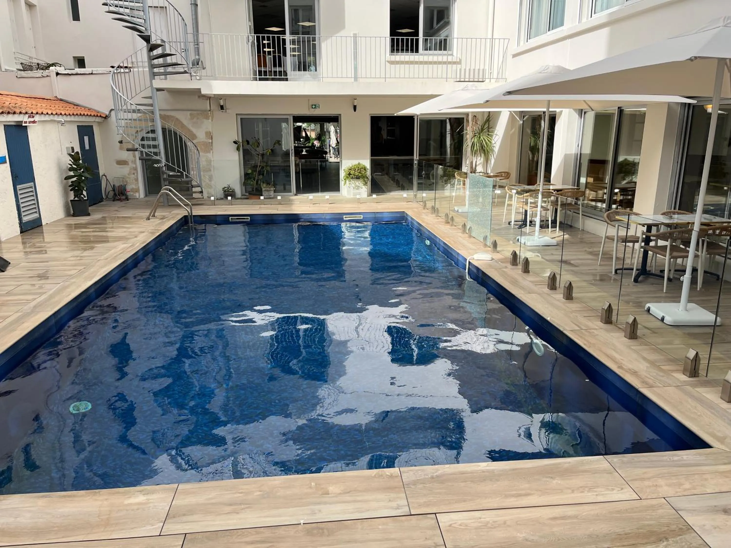 Swimming pool in Hôtel Le Yachtman, The Originals Collection