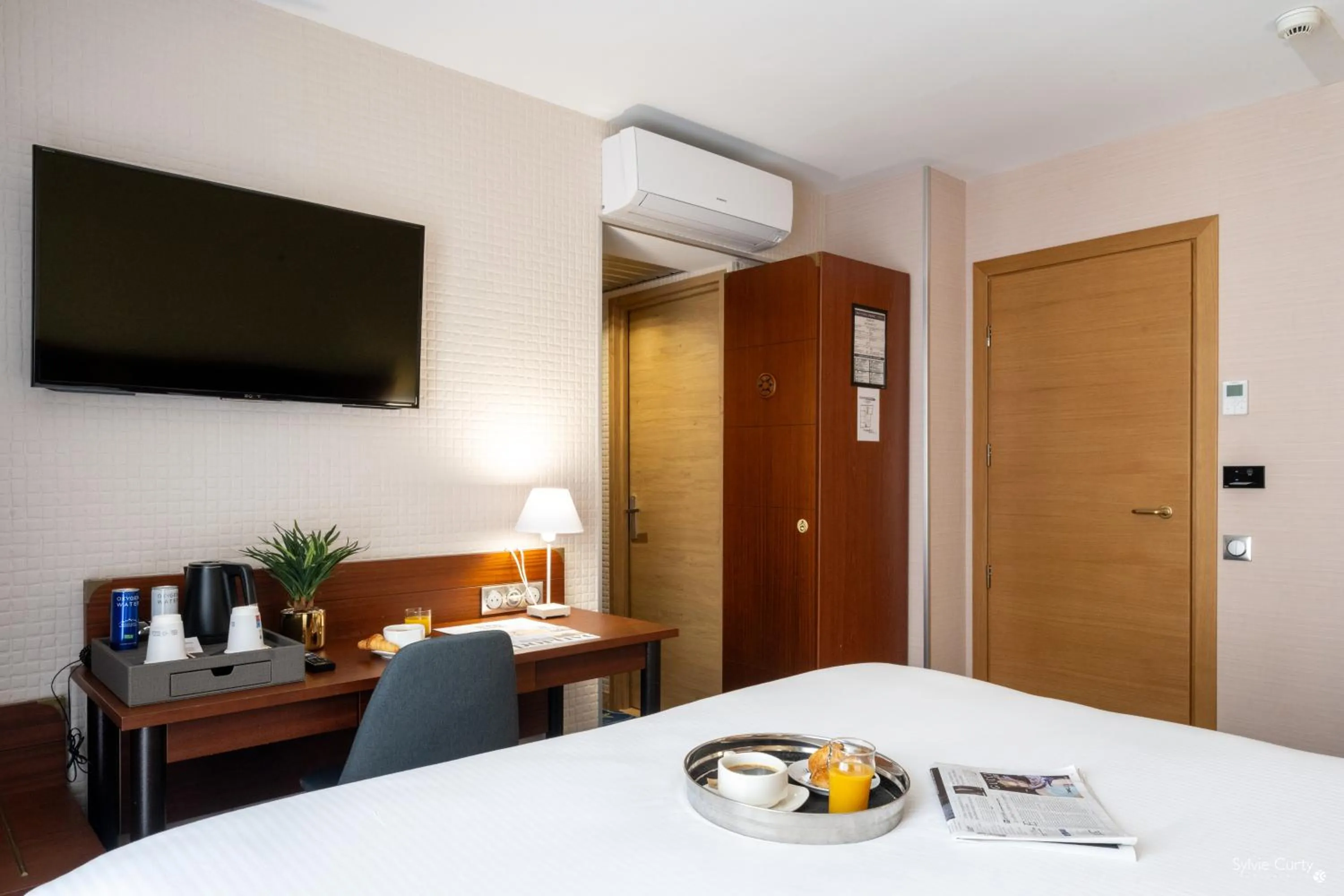 Bedroom, Bed in Hôtel Le Yachtman, The Originals Collection