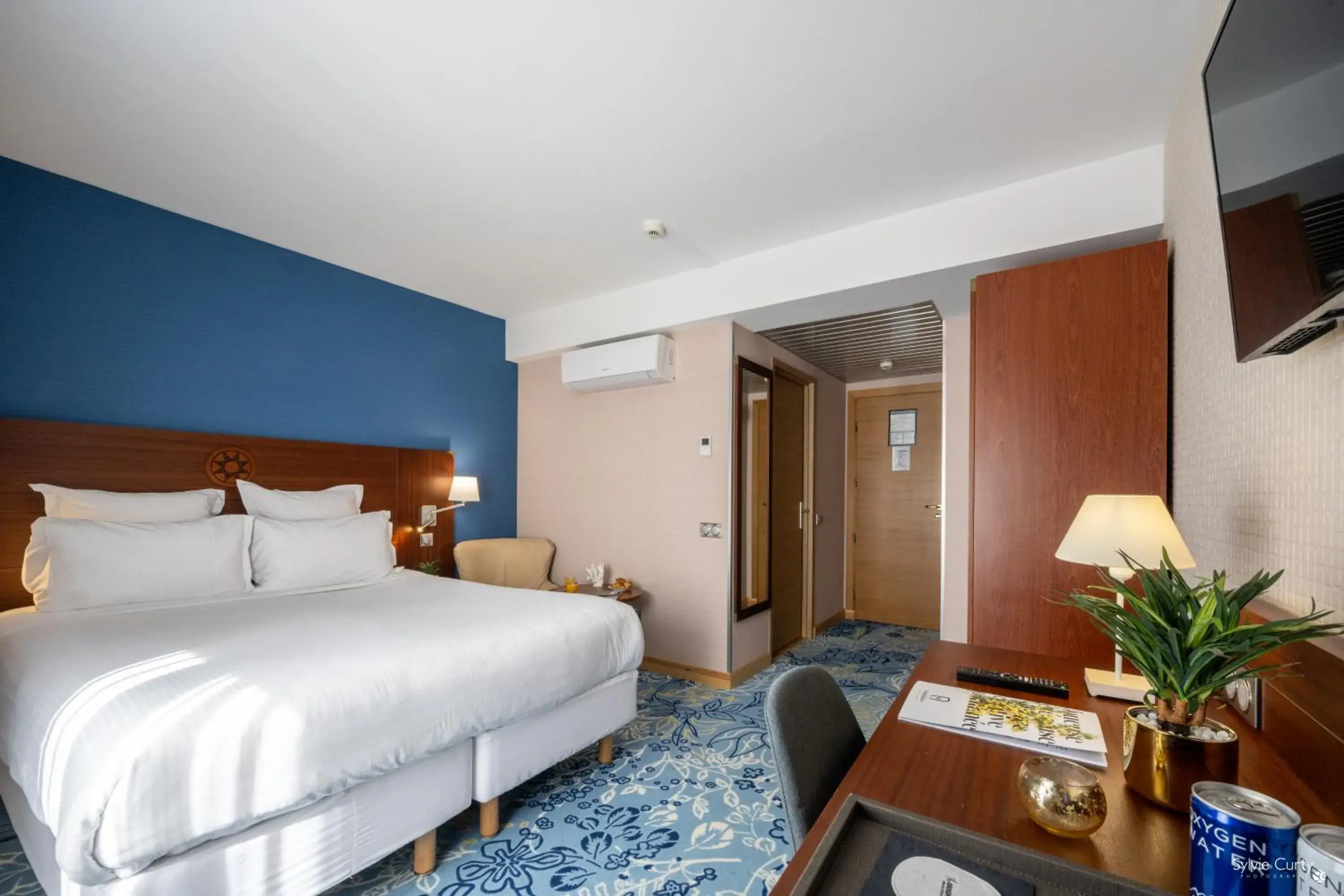 Discover Double Room with Pool View in Hôtel Le Yachtman, The Originals Collection Discover Double Room with Pool View in Hôtel Le Yachtman, The Originals Collection