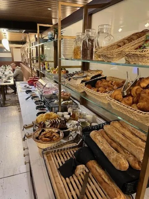 Breakfast in Hôtel Le Yachtman, The Originals Collection