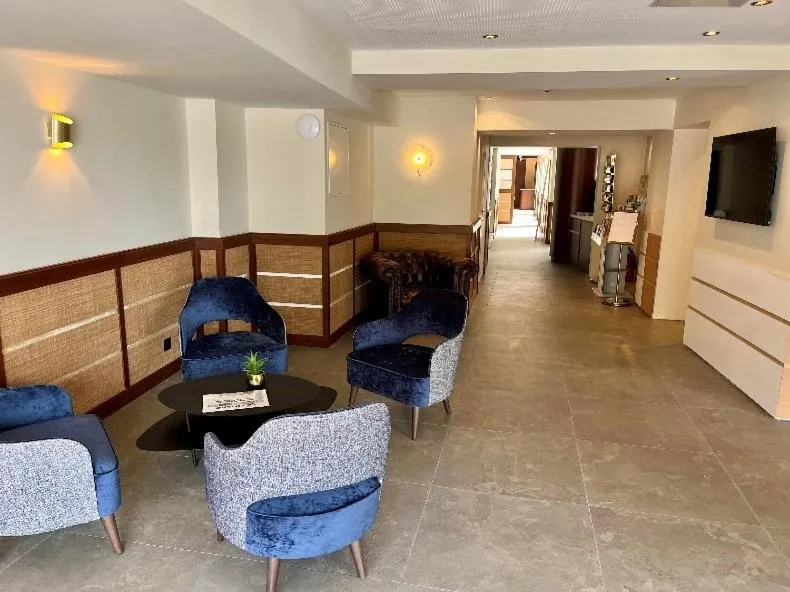 Communal lounge/ TV room in Hôtel Le Yachtman, The Originals Collection
