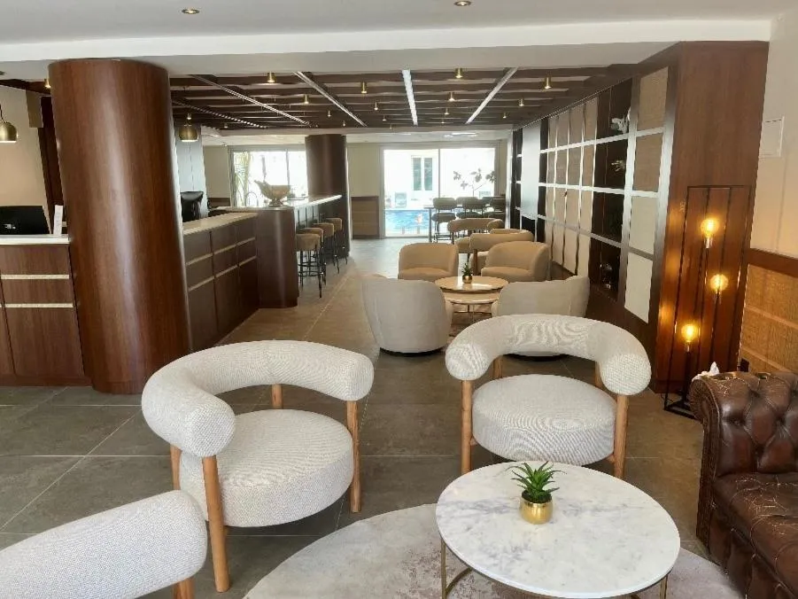 Lobby or reception in Hôtel Le Yachtman, The Originals Collection