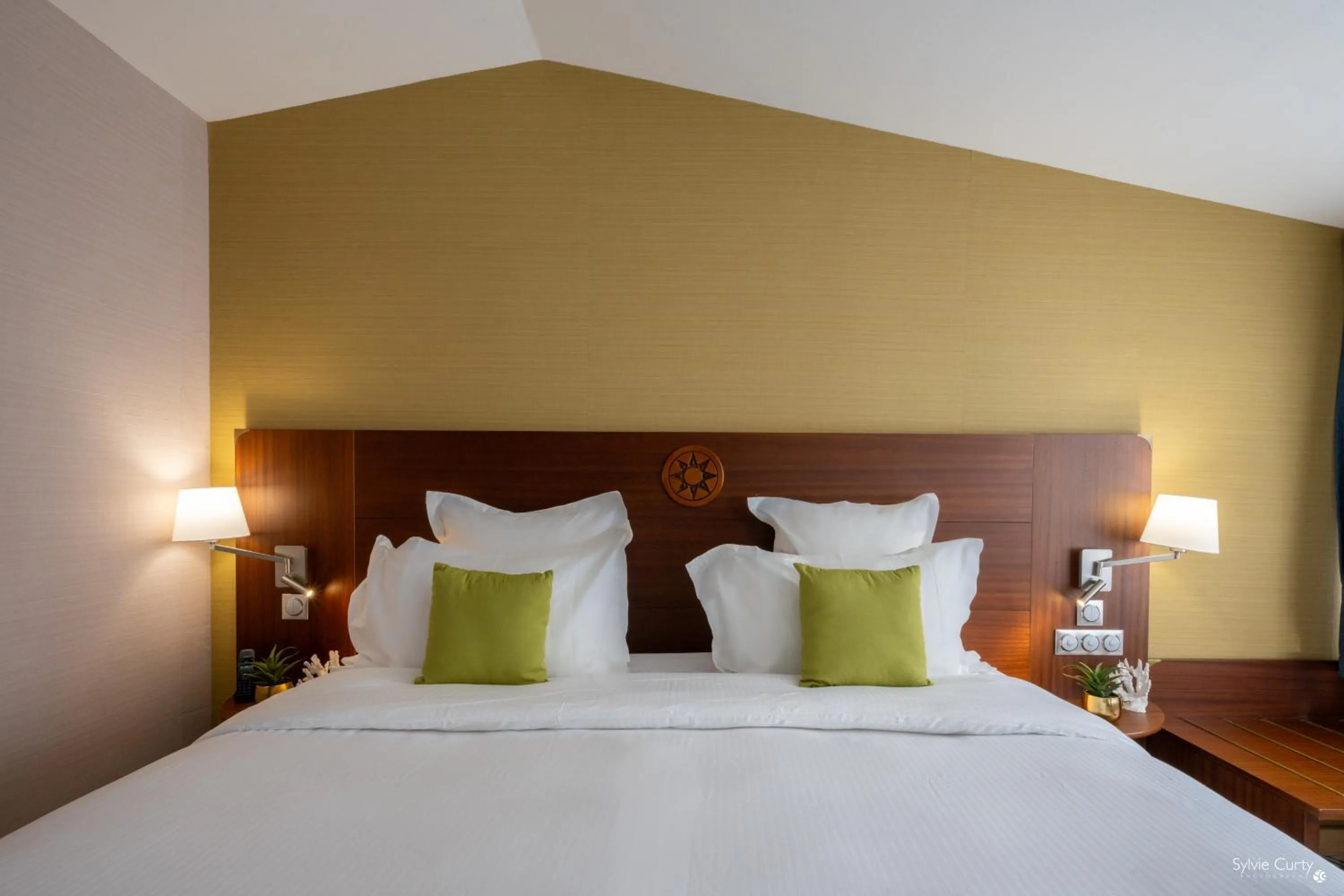 Bed in Hôtel Le Yachtman, The Originals Collection