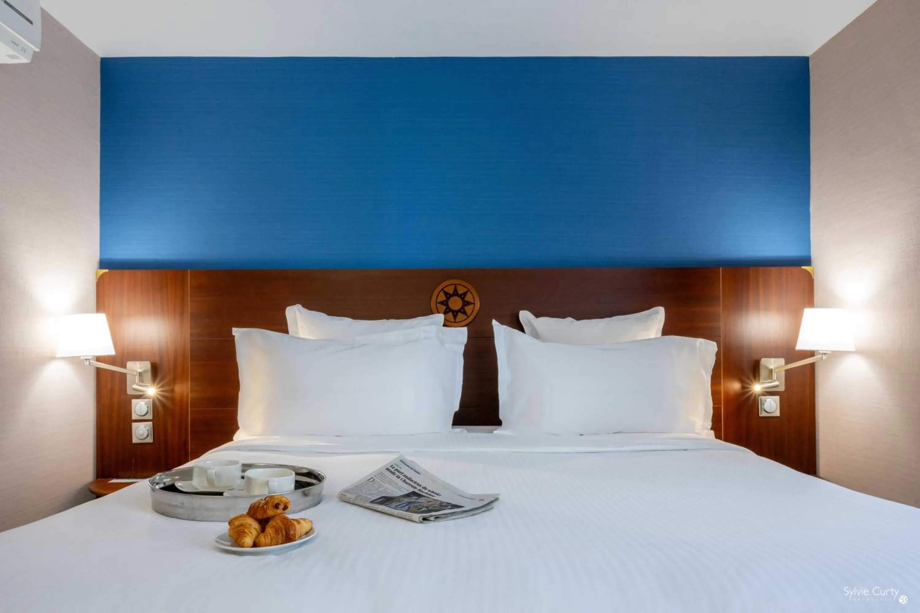 Bedroom, Bed in Hôtel Le Yachtman, The Originals Collection