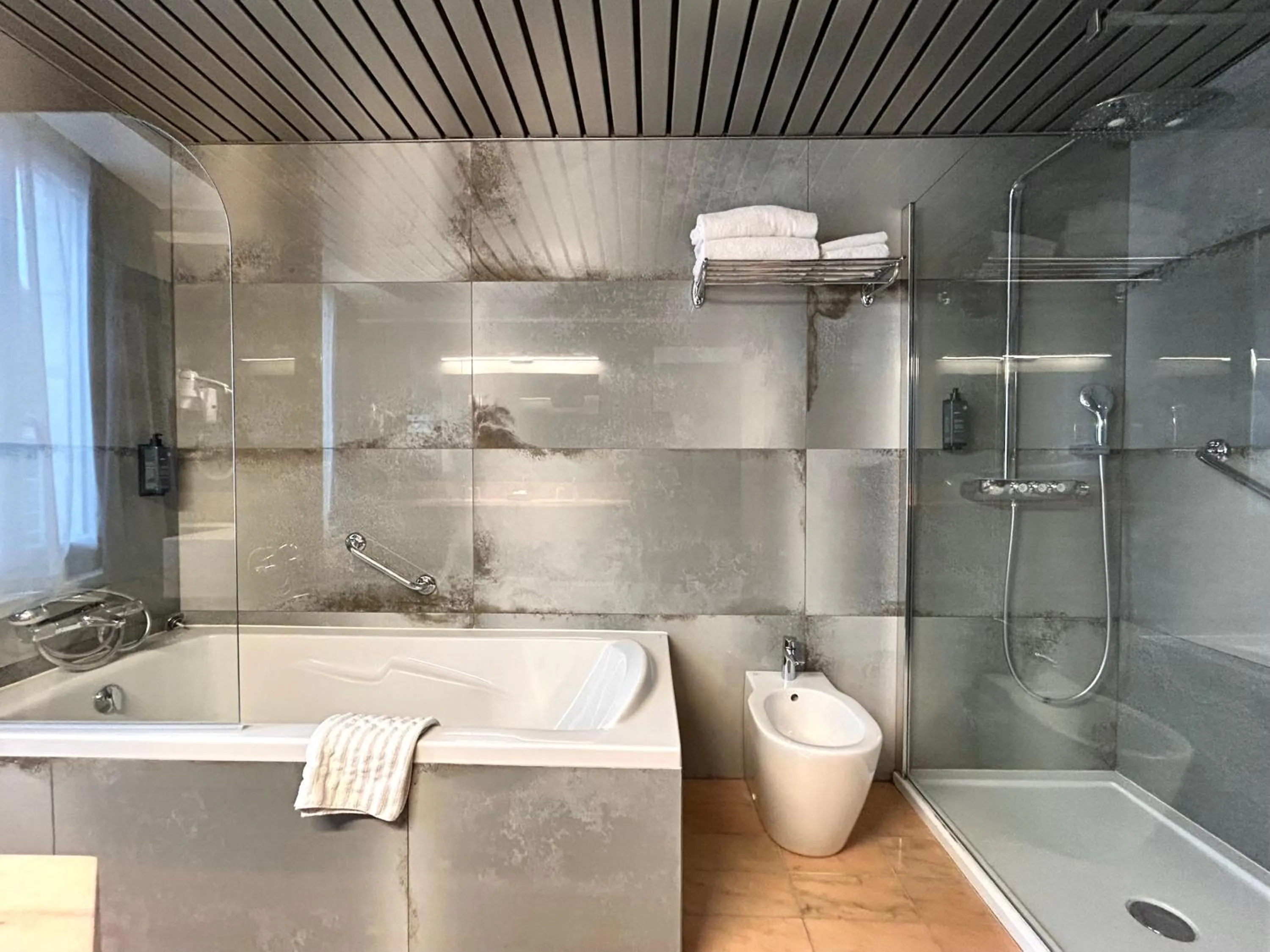 Shower in Hôtel Le Yachtman, The Originals Collection