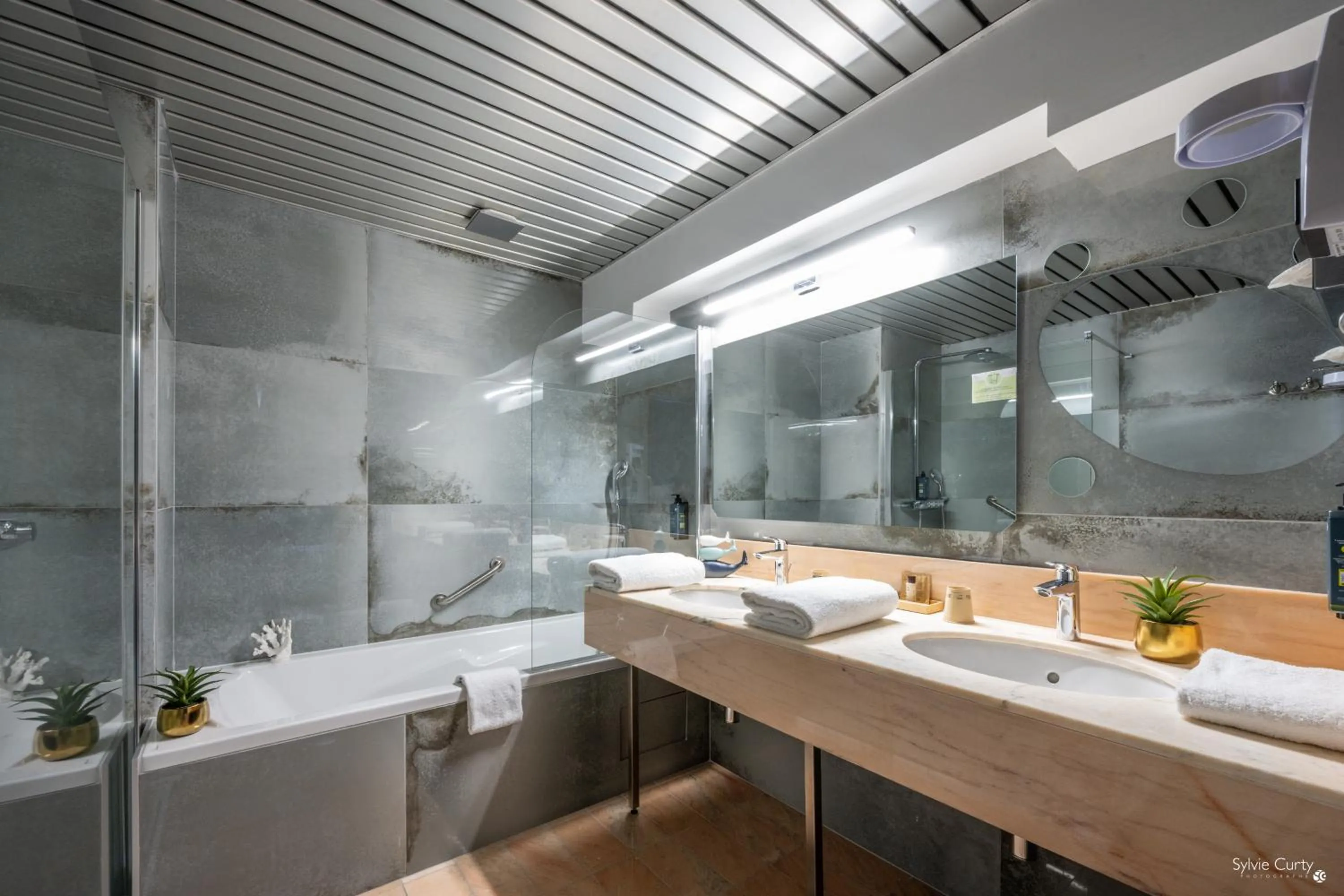 Bathroom in Hôtel Le Yachtman, The Originals Collection